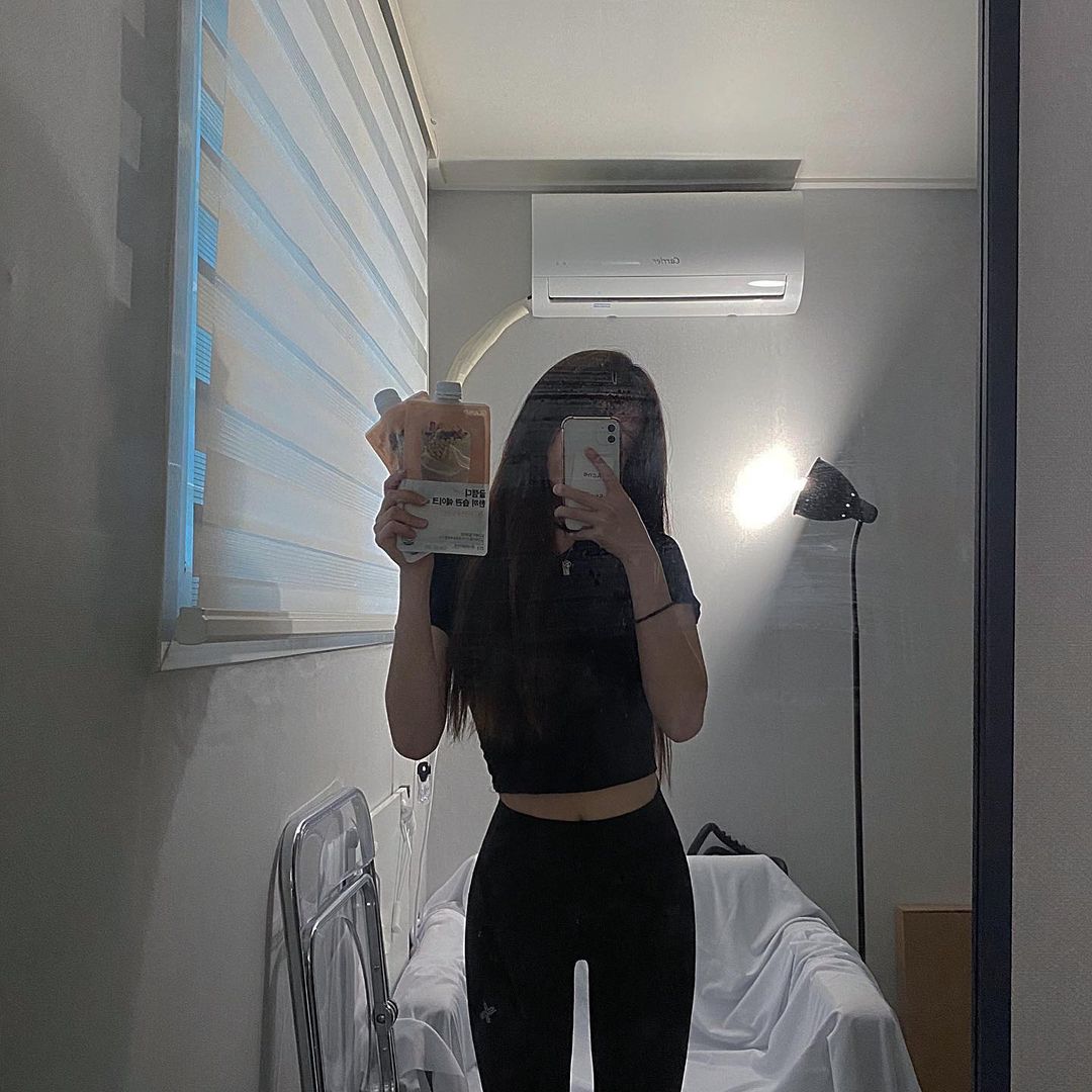 “#협찬 ⠀ ⠀ ⠀ ⠀ 밥 먹을 시간이 빠듯할 때 요 글램디 쉐이크 하나면 해결 가능 ! 생각보다 포만감도 충분하고, 쉐이크류는 맛 없는게 많은데 이건 카페 음료처럼 맛있답니당 🤭 물이나 우유를 표시 선까지 넣고 마구 흔들어주면 끝…”