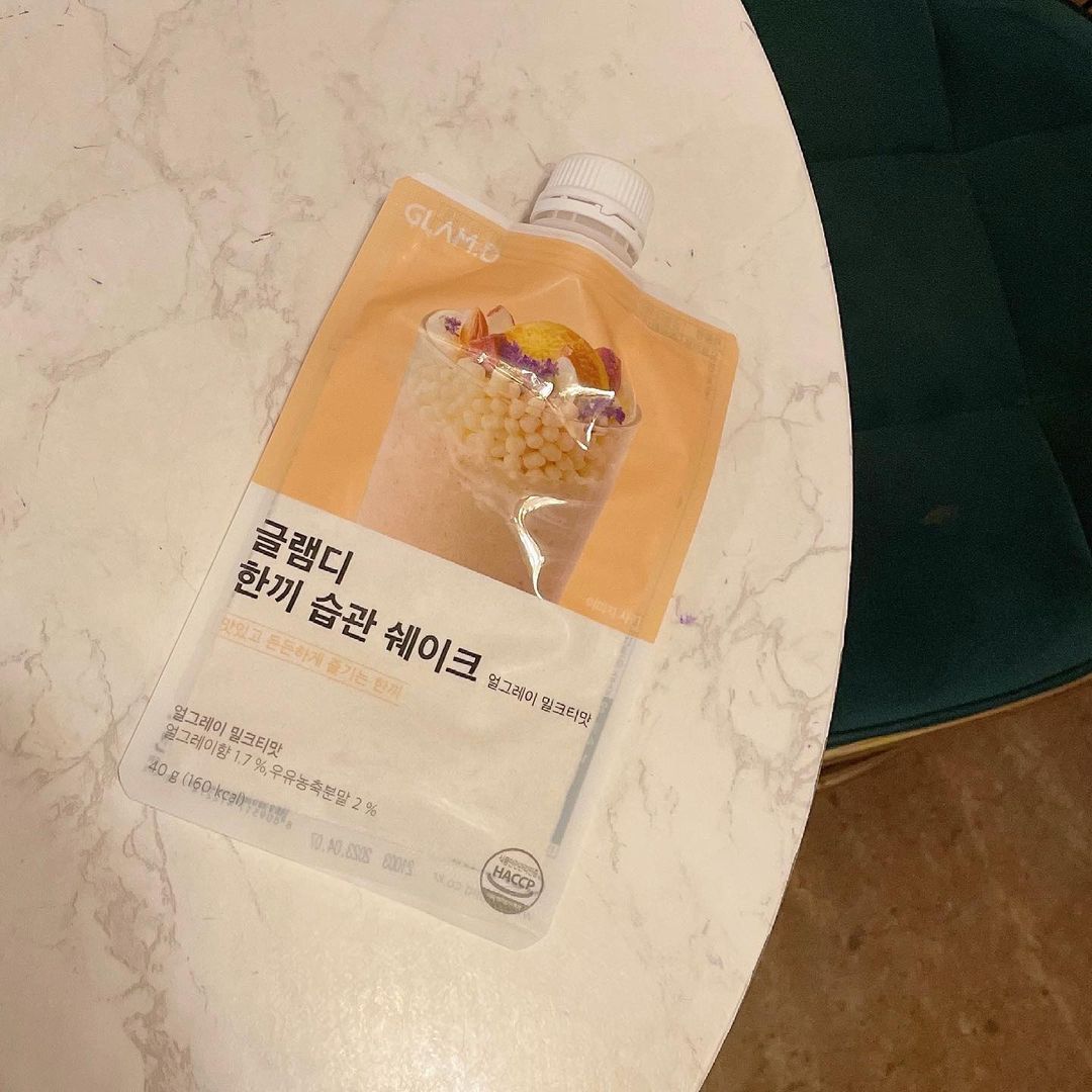  “#협찬 글램디 한끼 습관 쉐이크 : 얼그레이 밀크티 맛 다이어터에게는 한끼 식사로 충분해요! 직업 특성상 퇴근하고 집에오면 저녁 10시가 넘는 시간이라 밥을 먹기엔 헤비해서 챙겨먹기 시작했는데요, 크런치한 뮤즐리로 씹는맛까지 좋고 얼그레이 맛까지…”