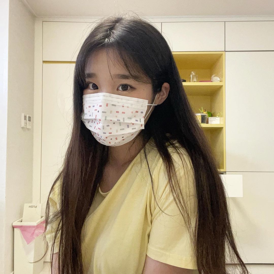  “😷코모드 패션디자인마스크😷 올스티커의 디자인 마스크는 모든 원자재를 국산으로 만든 프리미엄 마스크 입니다.🤗 저가의 마스크는 잠시만 쓰고 있어도 입냄새가 나게 되는데 코모드 마스크는 장시간 쓰고있어도 입냄새가 거의 나지 않아요😮 이유는 목화솜…”