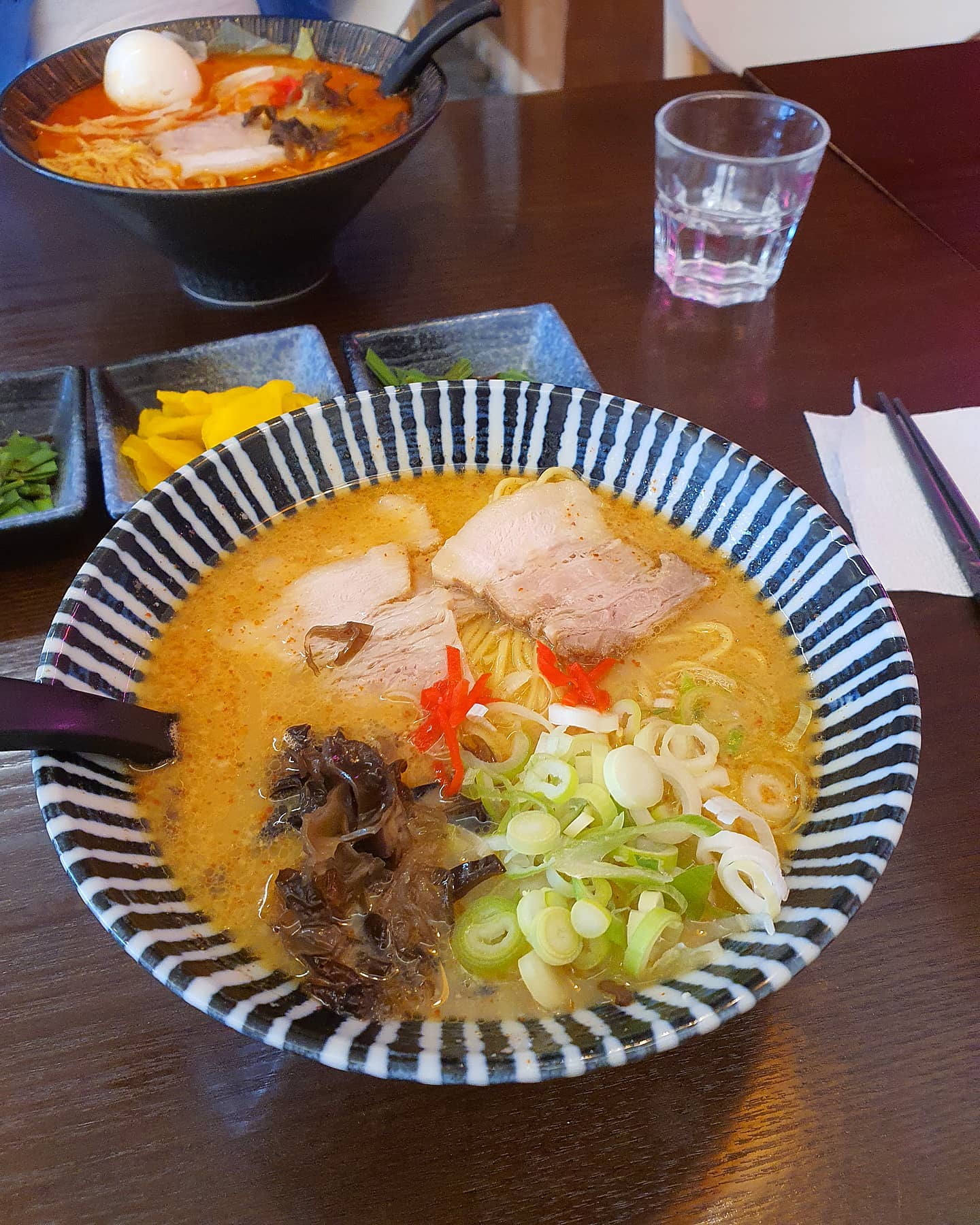 💫 #성신여대맛집 / 가야가야 💫

🍜 돈코츠 미소라멘 (7500)

재방문!!
라멘이 너무 땡겨서 갔다
여전히 돈코츠국물 고소하고 진하고 맛있네,,,,
근데 다른 라멘집에 비해 면양이 좀 적은듯?
나한텐 딱 적당했지만 대식가들은 면추가해야할듯!!
카라이라멘이라고 매콤한 라멘도 있는데 그거보단 이게 더 맛있다 ㅎ
돈코츠라멘을 추천합니다

#냠냠린_성신여대