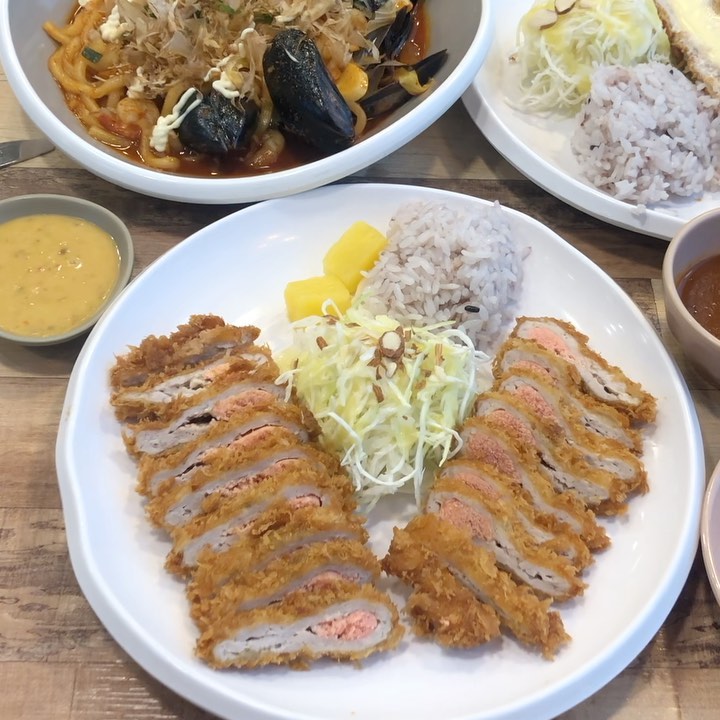 #협찬 #미감돈까스 🍽

별내 카페거리에 유명한 돈까스 맛집
미감돈까스 다녀왔어요 ➰👊🔥

✔️ 미감 명란돈까스 12,900원
✔️ 미감 치즈돈까스 11,900원
✔️ 춤추는해물볶음면 8,900원

다양한 메뉴를 맛보고 싶어 둘이서 세가지 메뉴를 주문했어요 ㅋㅅㅋ
명란돈까스는 여기서 처음 먹어봤는데
생각보다 돈까스와 명란의 조화가 잘 어울리더라고요 🤭✨
실패할 일 없는 치즈돈까스는 넘나 성공적 💗
춤추는해물면도 넘 맛있게 먹었네요

별내 카페거리 맛집 찾으신다면
미감돈까스 한 번 방문해 보세요 😋

📍미감돈까스

경기 남양주시 두물로39번길 49-1 1F

-

#남양주맛집#남양주데이트맛집#남양주데이트#남양주데이트장소#남양주데이트추천#남양주추천맛집#남양주추천장소#남양주분위기맛집#남양주핫플 #별내카페거리 #명란돈까스 #치즈돈까스 #별내맛집 #별내