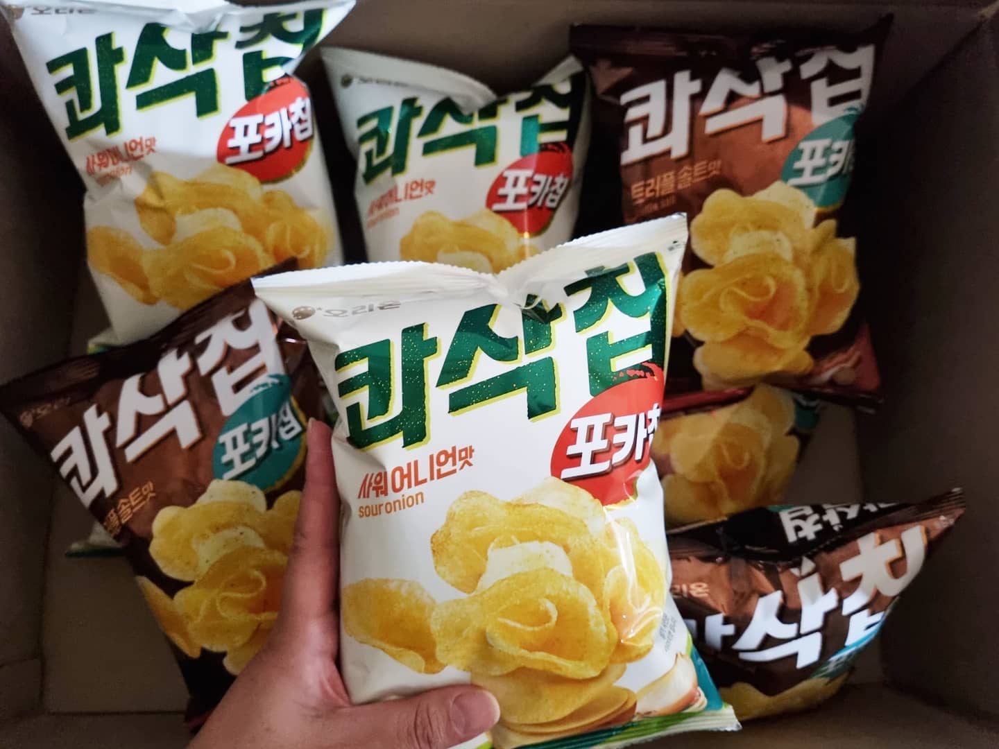 #협찬 
orionworld #콰삭칩 #포카칩

콰삭콰삭 식감도 맛있는  오리온 콰삭칩🥔
얇은 갑자칩이 겹겹이~~
얇아서 더 꽈샤삭~~ 바삭해요
샤워어니언은 간식으로~
 짭짤한 트러플솔트는 맥주 안주로~

#과자스타그램 #오리온 #짜릿콰삭 #먹스타그램 #맛스타그램 #신상품나왔을땐 #08L
