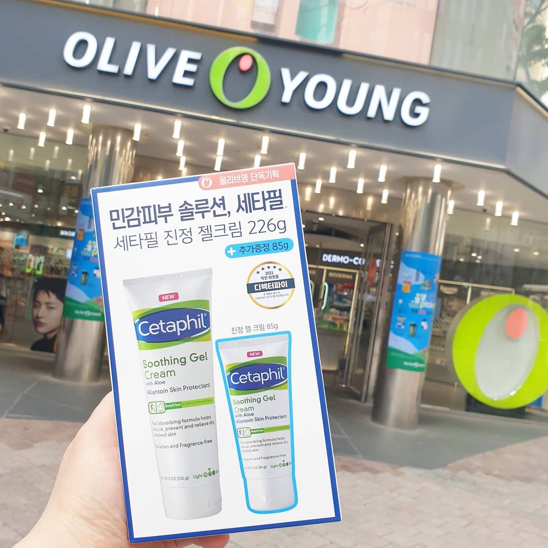  “#협찬 제가 요즘 마스크탓인지 황사때문인지 피부가 난리났거든요 울긋불긋해지고 트러블도 나서 극도의 스뚜레스였는데! 민감한 피부속 깊은 보습, 진정을 해주는 세타필 진정 젤크림을 만나고 완전 피부가 달라졌어요~ 알란토인,판테놀 성분이 함유되어…”