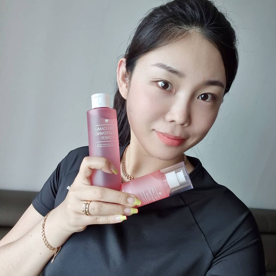  “#협찬 어느순간 잡티부자가 되었고 , 건조함은 늘 고민인데 메디큐브에서 근본적인 미백 케어로 주근깨와 기미잡티를 한번에 케어 가능한 라인이 나와서 써봤어요~ 멜라닌과 각질을 한번에 제거 해줘서 피부톤을 환하게 밝혀줘요 화장솜에 적셔서 닦아주면…”