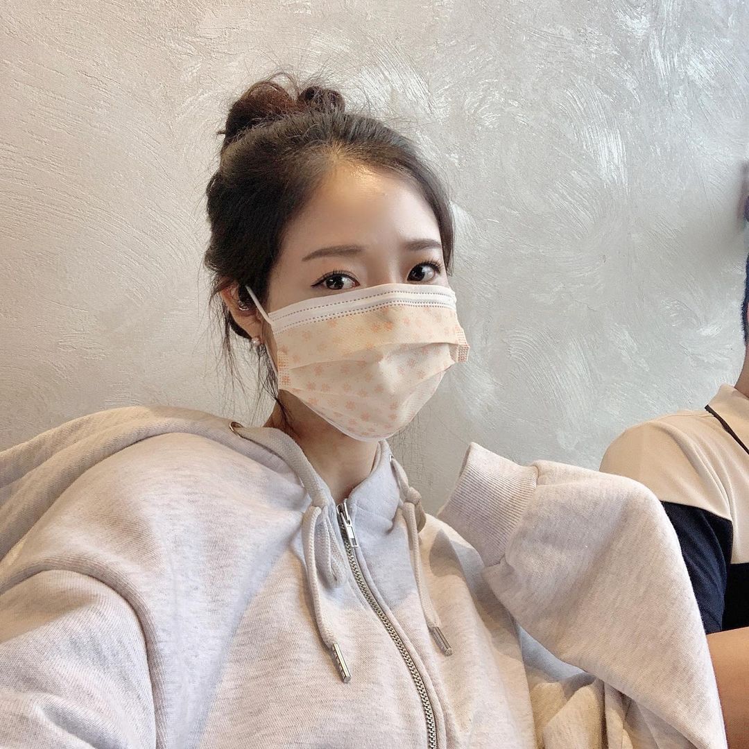  “#협찬 ☻ 요즘 예쁜 마스크가 많이 나와서 써보고 싶었는데 저도 이번에 너무 예쁘구 마스크를 만나 보았어요! 제가 사용한 마스크는 코모드 디자인 마스크 😷 모든 원자재를 국산으로 만든 프리미엄 마스크인데요~ 국내산 목화솜 필터를 써서 입냄새…”