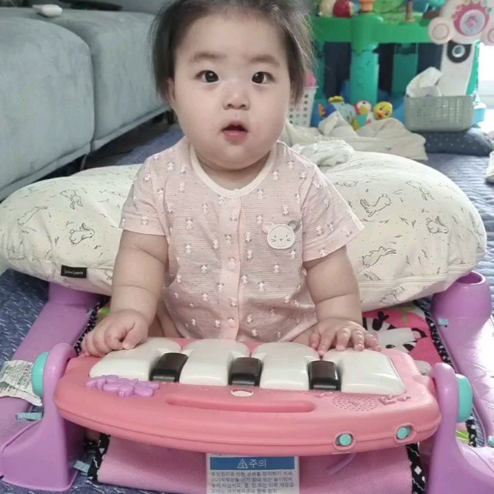 이제 제법 잘 앉아서 노는 우리시아 :)
너의 꽃미소 때문에 심쿵사로 죽으면 책임져 ❤

#딸바보 #254일아기 #심쿵 #넌내꺼야❤️