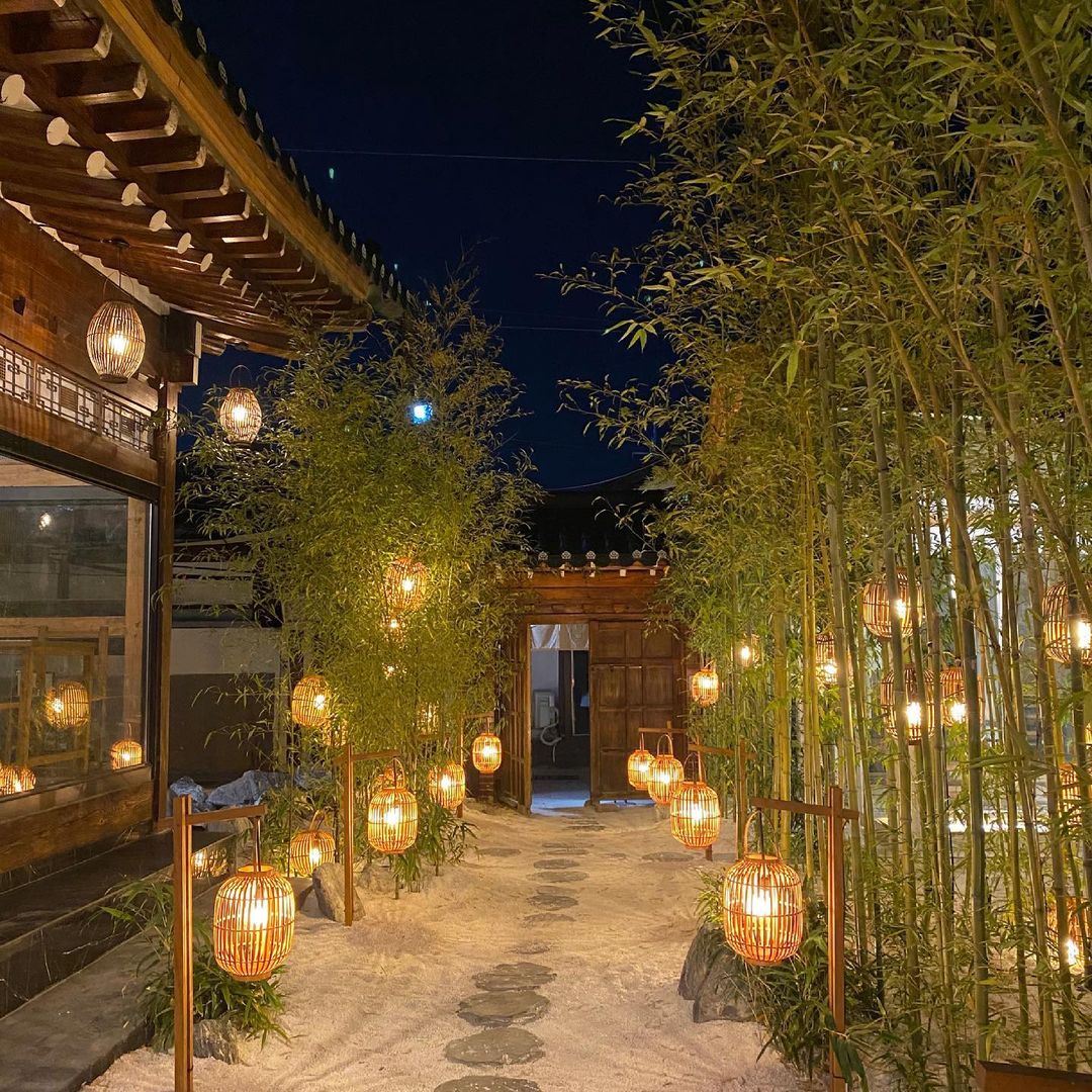쫑이 ᰔ 영이 on Instagram: “경주 황리단길 핫플✨ ⠀ 💡경주 온천집 여기는 저녁에 가야한닷!! •̀.̫•́ 🤎 맛있는데 플레이팅+분위기도 넘 좋은 곳,,🙊❤️ ⠀ ⠀ #경주맛집 #경주여행 #경