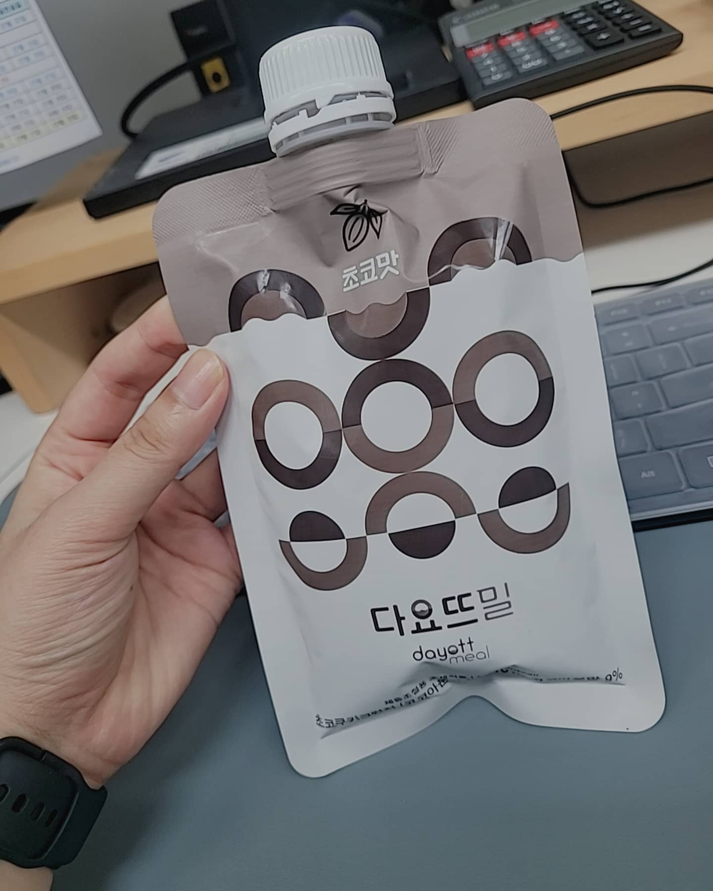 ⠀
다른맛은... 입맛에 별로지만
초코는 맛잇당!!
물에만 타먹어도 달달하고
우유타먹으면 초코우유맛일듯 ㅎㅎ
초코칩도 들어가잇어서
쉐이크라고 느껴지지않게 맛잇듬 👍👍
⠀
#광고아님 #내돈내산 #쉐이크 #다이어트쉐이크 #쉐이크추천 #다이어트 #다이어트식단 #직장인점심 #다요뜨밀