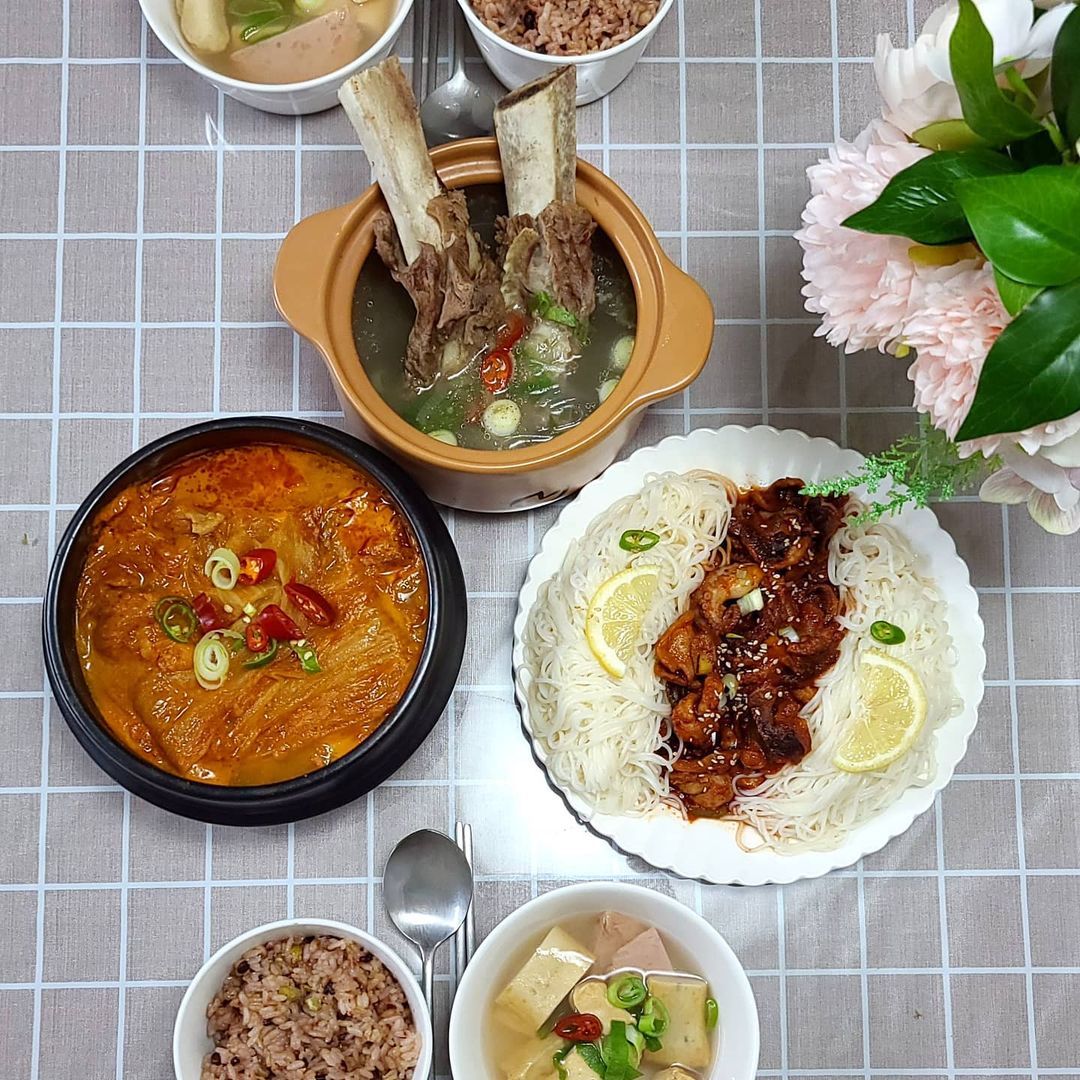 사랑감사❤맞팔요정💕 on Instagram: “#협찬 천해무 음식으로 차려낸 한상차림🧡 🔥불금저녁을 맞이해서 통김치와 큼지막한 돼지고기가 입맛을 돋우는 #오모가리김치찜 과 매콤하면서 통