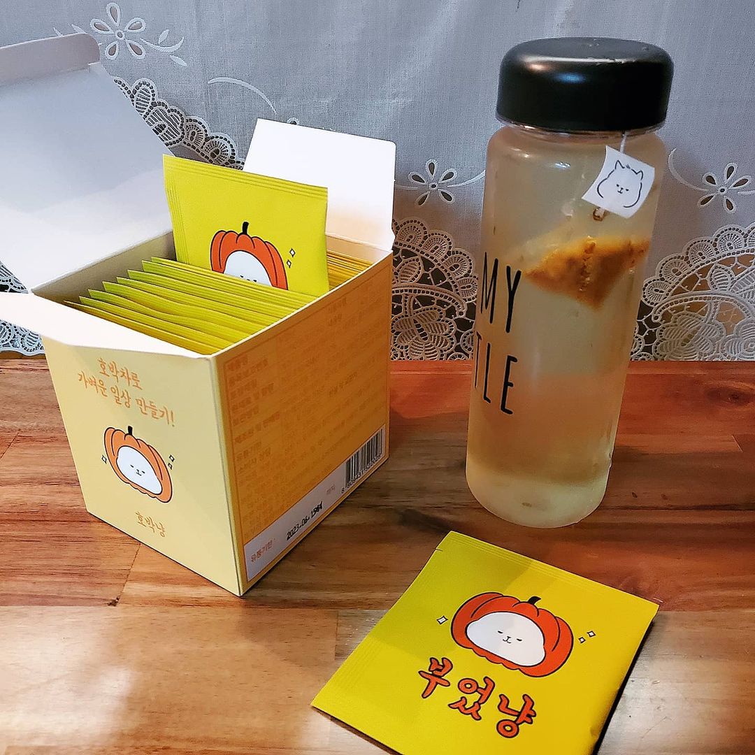 안이 Ahny on Instagram: “늙은 호박 100% 부었냥 호박티 후기 아침에 일어나서 물 한잔할 때 마시는데 효과 좋아요! 찬물에도 잘 우러나왔구 티백이 개별 포장되어 있어서 휴대하기 편해요 또 호