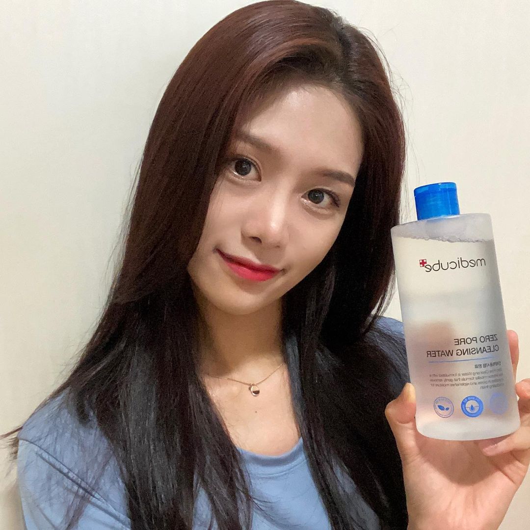 🌹꽃길 혜영🌹 on Instagram: “#협찬 . 제로 모공 클렌징 워터💙 우선 워터프루프 아이라인 & 마스카라 & 아이브로루 다 깔끔하게 지워줘서 아주 좋고 제품을 썼을때 순함이 느껴졌어요! 저는