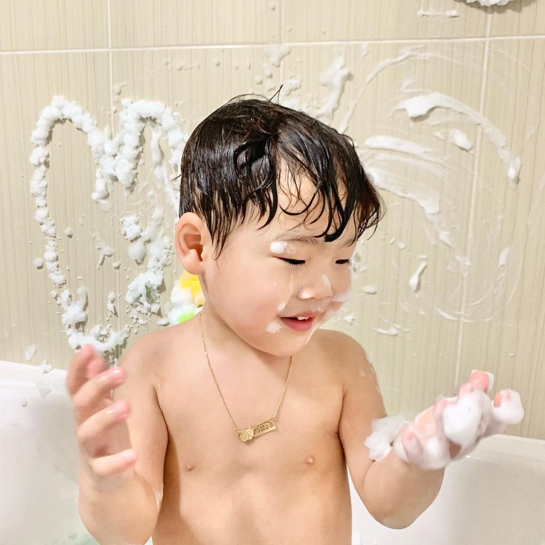 시니 on Instagram: “#엄마까투리폼폼버블클렌저 @total__toy ✔️구매는요기 신나는 거품목욕시간ᰔ 샴푸,바디워시 세안까지가능해서 신나게 놀고 헹구기만 하면 되는 최고 육아템👍👍 물에