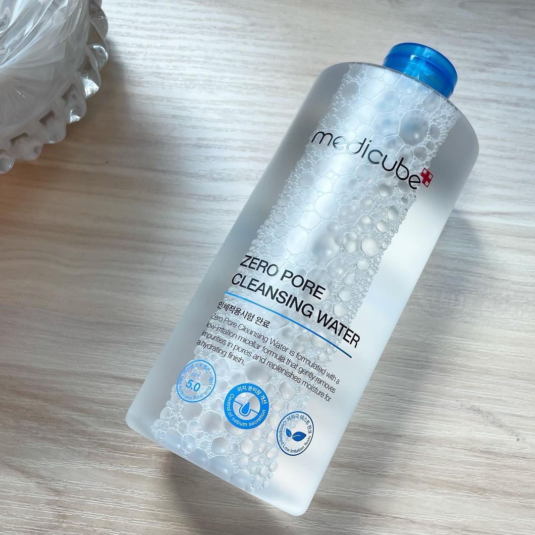 @youniindaeyo on Instagram: “#AD 모공속에 낀 초미세 피지까지 나노흡착하는 메디큐브 제로 모공 클렌징워터💦 메이크업 클렌징은 기본이고 모공속에 낀 파운데이션, 노폐물까지 2중 세안없이