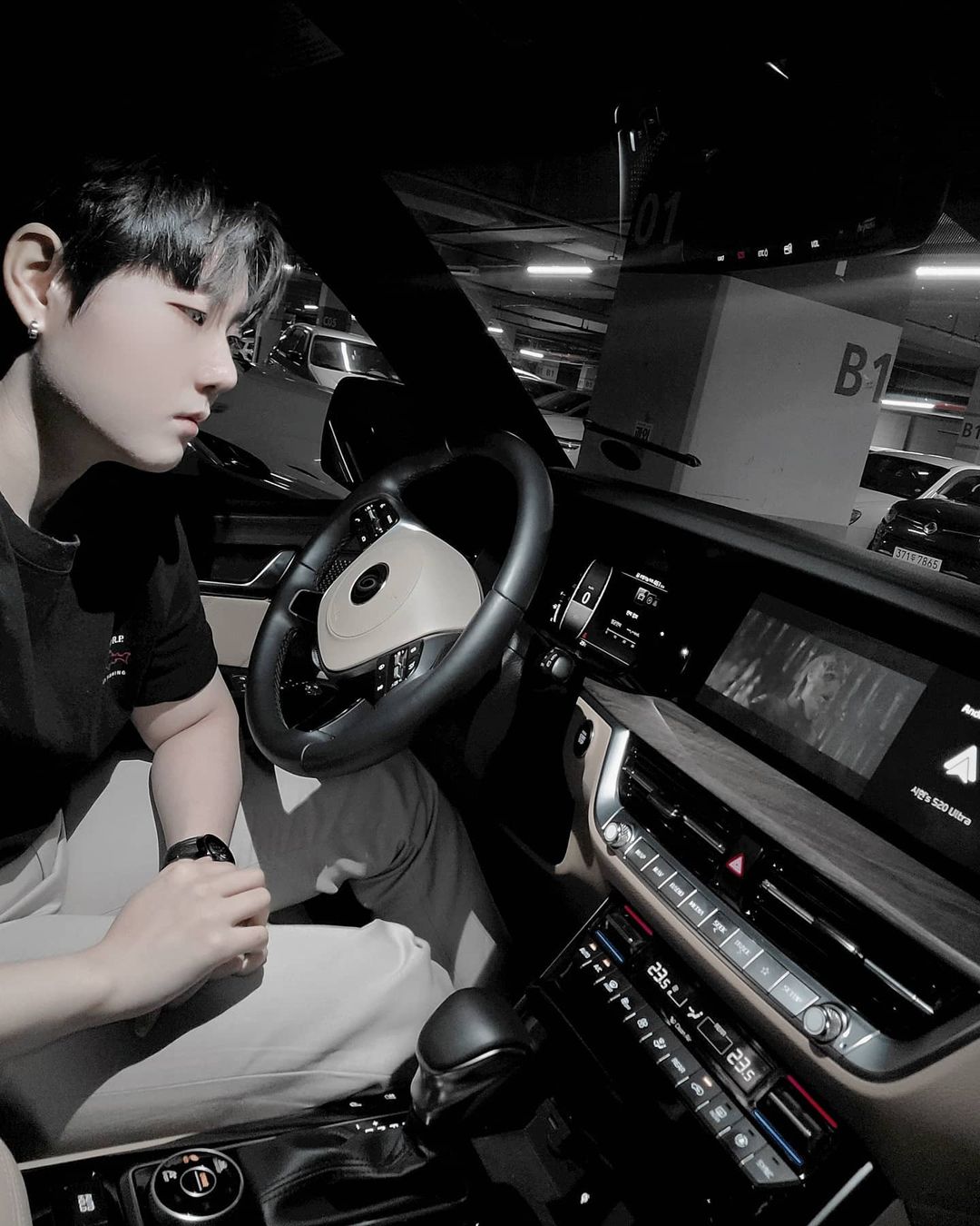 김시현’s Instagram profile post: “#협찬 [엠기어스] 엠스틱 MG-S01 16 @mgears.official . 차 네비에서 유튜브 볼 수 있다니... IT기계를 좋아하는데 엠스틱을 보내주셔서 사용해봤습니다! . T map 같은 네