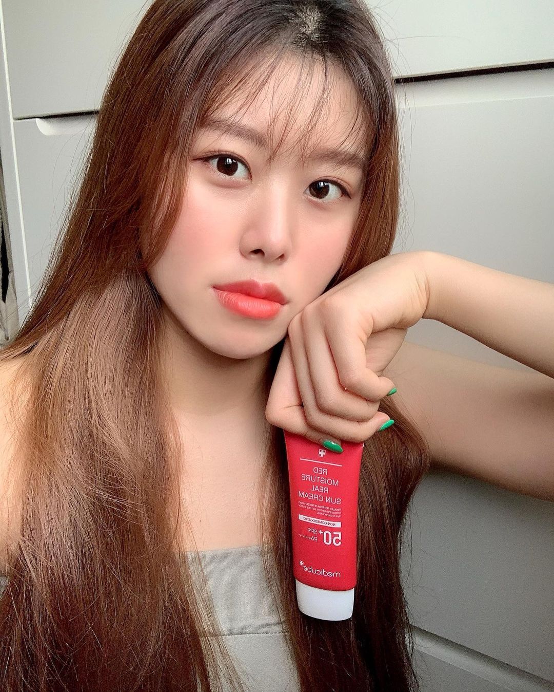 박소희 on Instagram: “[메디큐브 레드 모이스처 리얼 선크림] 메디큐브에서 선크림 출시 됐어요🌞 보송보송한 마무리감으로 번들거림 없어 여드름성 피부에도 사용가능합니다😆…