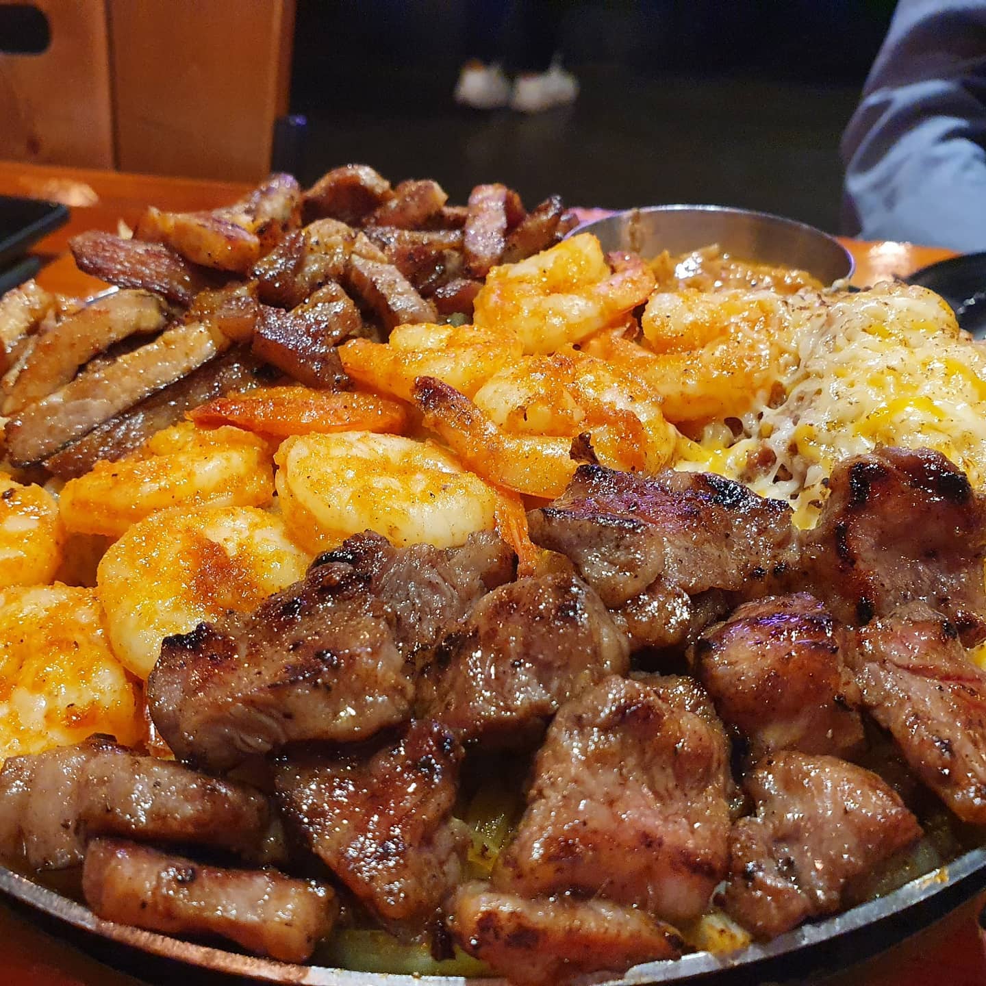 #감성타코 #홍대맛집

새우와 고기의 감동적인 조합 ㅠㅠ
실패하지않는 그릴드 파히타...☆
탱글탱글 새우도 너무 맛있고 고기도 살짝 불맛나니 넘 맛있당...
홍대 데이트 코스, 저녁으로 추천!

#홍대데이트 #홍대타코 #홍대데이트코스 #홍대저녁 #홍대술집