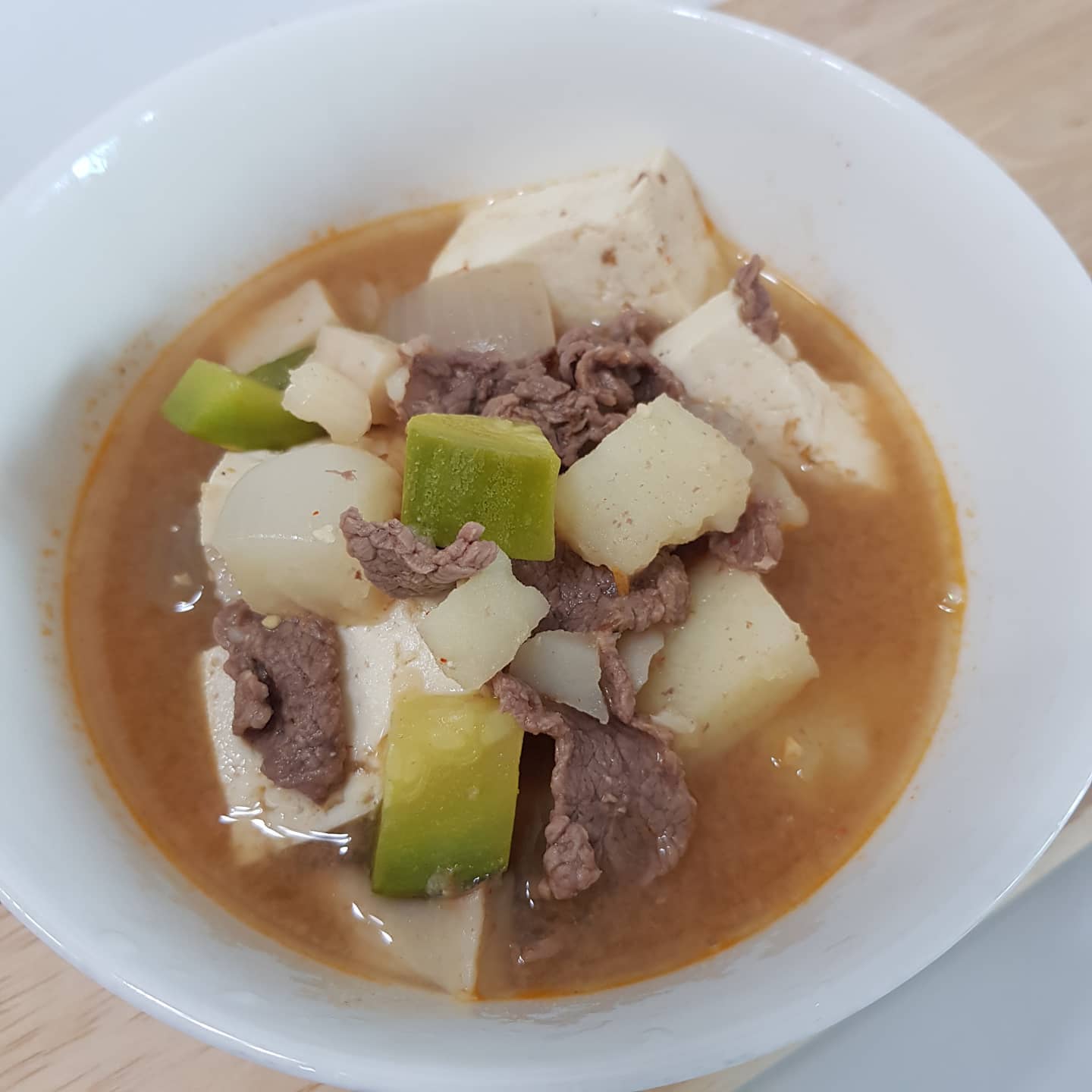오늘은 보글보글 소고기 된장찌개♡
아이들 위해서 부드러운 불고기용소고기 준비!! 
감자, 애호박, 양파, 새송이버섯, 두부 넣어서 맛나게 끓여봄^^
여기서 팁은??
쌈장 1티스푼+고추장 1티스푼 
추가로 넣어주기~~맛있당♡♡♡
아이들 밥 한공기 뚝딱~

천국의 맛이라고 해주는 아들 땡큐♡

sky486_cji  여보도 먹으러 와♡

#소고기된장찌개
#된장찌개 
#집밥 
#집반찬 
#애셋맘 
#요리스타그램