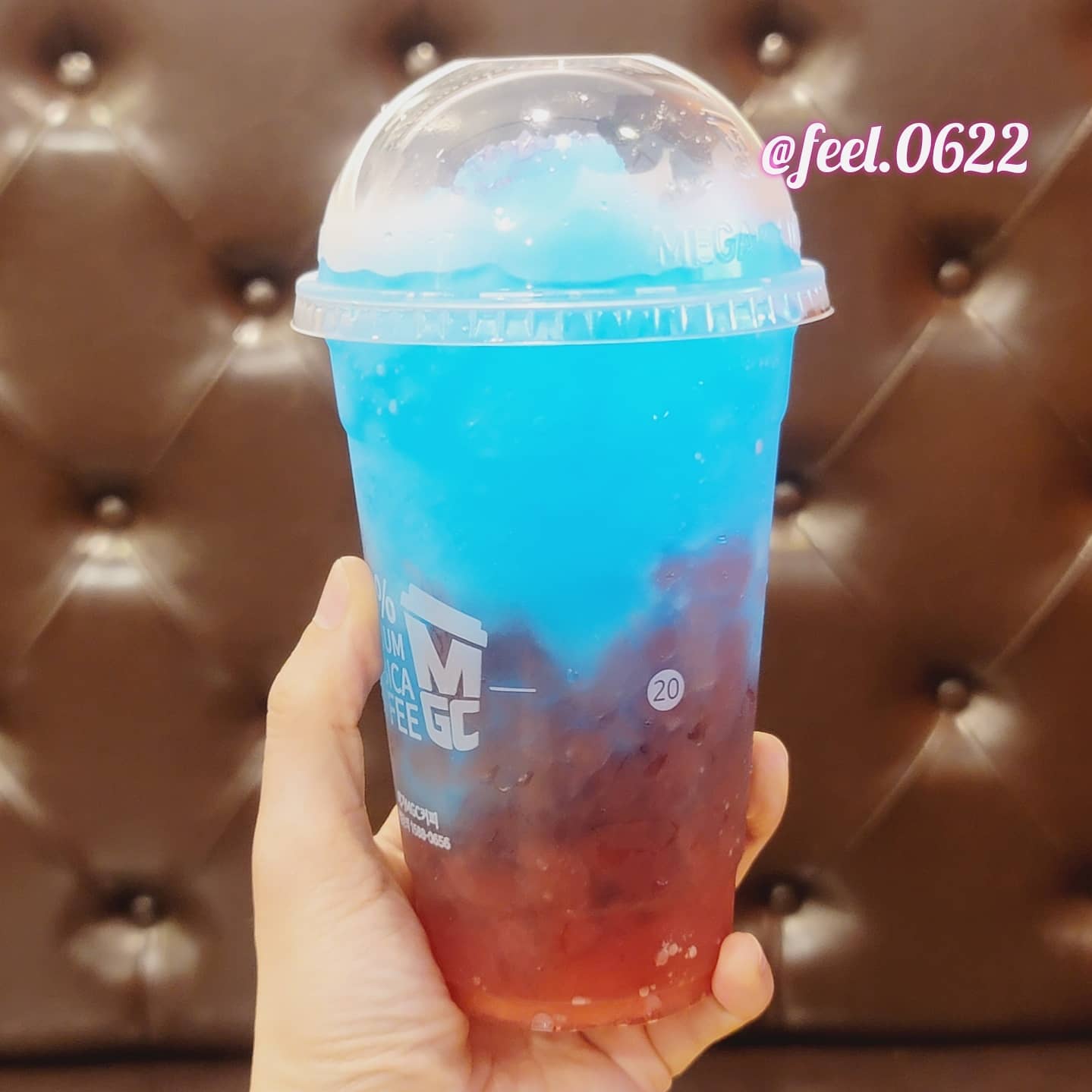 #메가커피 #오션스무디

여름을 맞이하여 출시된 신메뉴 중
하나인 오션스무디에요.

오렌지와 딸기의 향이 느껴지는
블루 스피루리 스무디에 딸기와
리치 워터 젤리를 넣었기에 시원함과
청량함이 느껴지는 것 같지요?

마셔보면 머리가 띵할 정도로
시원했는데 시원함으로 장점 끝😅

단점은 소다 1.5 : 물 8.5로 섞은 듯해
밋밋하면서 애매한 맛이었는데 워터젤리도
무슨 맛인지 모르겠더라고요😰

누가 포카리스웨트 맛이라던데
"포~카~리~이~?"
"포~오~카~아~리이??"
당장 포카리에게 사과하세요!!😡

#메가커피신메뉴 #메가커피시즌메뉴 #메가커피여름신메뉴 #내돈내산 #맛스타그램 #먹스타그램 #음료리뷰 #리뷰스타그램 #먹방 #솔직리뷰 #솔직후기