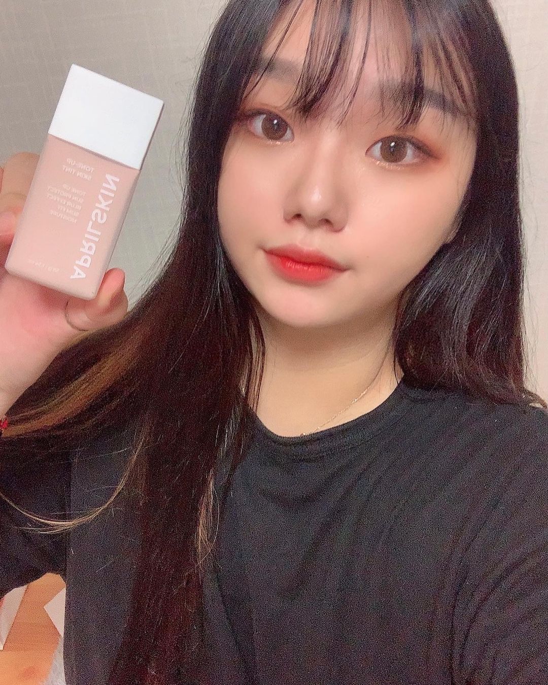 @__junkyo_1021__ on Instagram: “[에이프릴스킨 톤업 스킨 틴트] #협찬 톤업크림은 뜨는 제품들이 많아 쓰기 싫었는데 , 에이프릴 톤업 스킨 틴트는 피부에 쫙 밀착되면서 백탁없이 자연스럽게 커