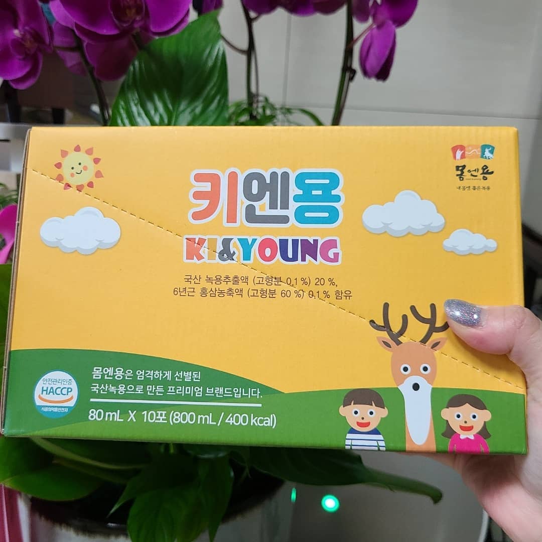 #협찬
🤍체험후기
momnyoung 
체험으로 저렴한 가격으로 구매하여
먹어보게 된 몸엔용 키엔용🤗
녹용이 들어있다고 해서 민이가 잘먹으면 좋겠다 싶어서 구매했는데 배송도 빨리왔고 구겨진곳없이 잘 도착하였다☺
아이가 맛있다고 하고  잘먹어서 너무 좋았고 
정말 맛있는지 아이가 더달라고 해서 
안그래도 녹용을 넣고 한약을 지어서 먹일까 고민였기에
이거 거부감없이 잘먹고 녹용도 들어있고 해서
잘먹으니 계속 먹으면 좋을거 같다는 생각이 들었다😆
영양보충이 필요한 아이,활동이 많은 아이
단체생활을 시작하는 아이,쓴맛을 싫어하는 아이
에게 좋다고 하는데국산녹용이고 녹용추출액이 
0,1프로 들어가있다고 나와있고 쓴맛이 느껴지지않게
맛있게 만들었다고 한다
따로 컵에 파우치를 잘라서 따라줘야 할필요없이
뚜껑만 따서 주면 되고 나갈때도 한개만 챙기면 되니
간편하고 먹기도 편하고 너무 만족😆
아이가 맛있다고 하니까 이거 먹여보고서 효과가 있는거 같으면
하루한번씩 먹이면 되니 편하고 계속 사먹이면 좋을거같다👍

#체험#체험후기#리뷰#솔직하게리뷰
#몸엔용 #키엔용 #녹용 #성장스타그램 #어린이주스
 #어린이간식 #육아스타그램 #성장기 #건강선물 #초딩간식