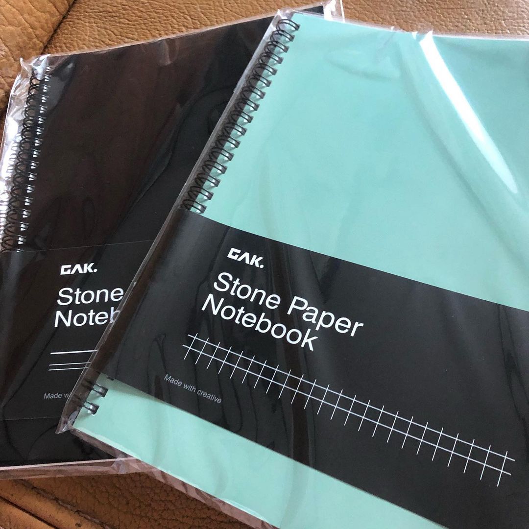 나영 on Instagram: “[Gakdot-stonepaper notebook] . . . 특징-물을 흘려도 닦으면 다시 쓸수 있는 코팅된 내지(수성•잉크펜은 약간 번짐있음) *제트스트림 절대 안번짐 내지 종류-그리드/코넬도