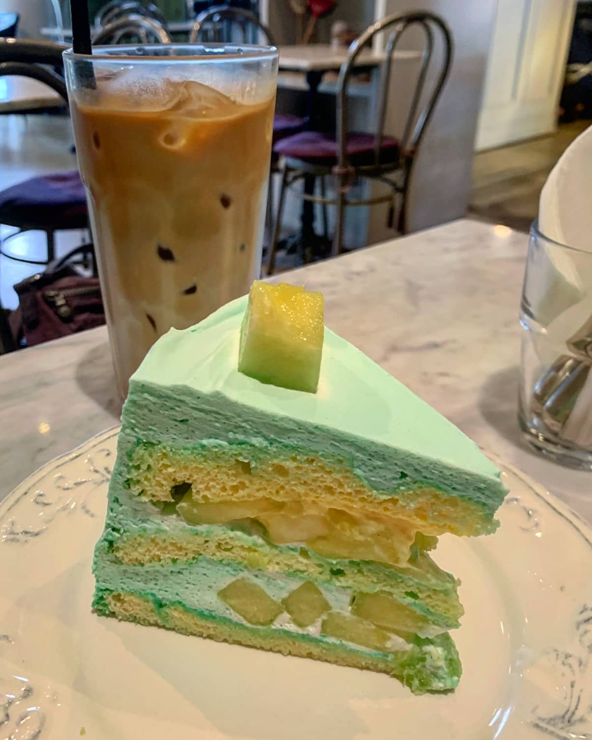 💫 #북촌카페 / #씨플라밍고 💫

🍰 멜론쇼트케이크 (8500)
☕ 카페라떼 (6000)

북촌 걷다 들어가본 카페 ~~~~
넘 분위기 좋고 케잌도 되게 예쁘더라구요 ㅎ
바로사먹음ㅎ
생각보다 커피가 기대이상 맛있어요 산미 없어서 좋음
케잌도 멜론과육 가득해서 넘 좋았음ㅋㅋㅋㅋ
근데 좀 제입에는 투머치 달긴했는데..케잌이니깐 당연함 ㅎ
담에 다른 디저트 먹으러 또 가볼라구요~~~~

#냠냠린_북촌