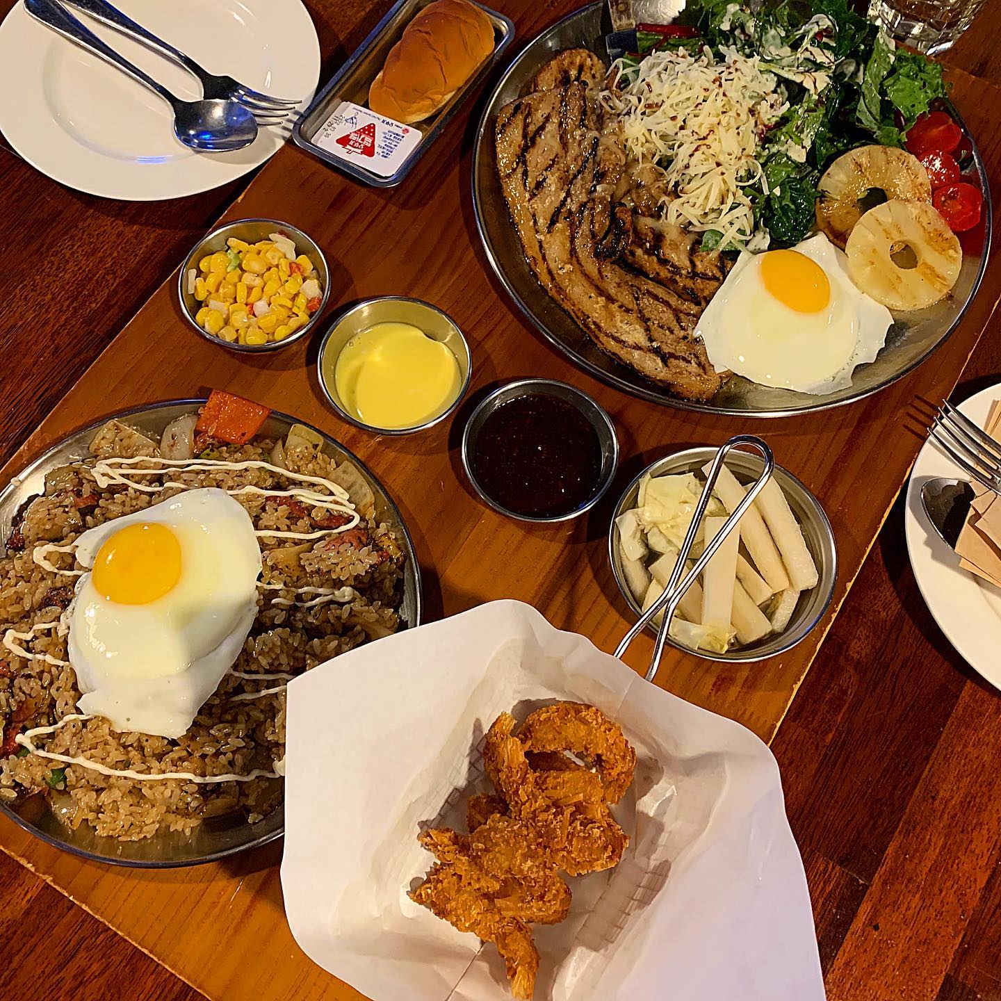 #협찬 seogaandcook_seohyun 
Day 109./ 서가앤쿡 분당서현점에서 폭식하고 왔습니다 ㅎㅎ

❤요새 피드 업뎃이 많네요 ㅎㅎ 오늘은 서가앤쿡 분단 서현점에서 통삼겹 한상 먹은 후기를 들고왔어요!! 서가앤쿡은 제가 고향에 있던 시절 친구들과 자주 먹으러 갔던 양 많고 가성비있는 레스토랑이에요!

🧡사실 워낙 유명한 체인점이라 모르시는 분은 거의 없을거라고 생각해요. 저는 통삼겹 한상에 비용을 추가해서 감자튀김을 코코넛 쉬림프로 변경하였고 목살 필라프를 주문했어요! 그리구 에이드를 시키면 탄산으로 한번 리필이 된다고 해서 베스트 메뉴인 한라봉 에이드를 시켰답니다 ㅎ

💛제주도에 갔을때 한라봉주스를 정말 맛있게 먹은 기억이 있는데요. 과육이 살짝씩 씹히고 양도 엄청 많이 나오더라구요. 사실 이것만 먹기도 배불러서 탄산 리필은..ㅎㅎ 새콤달콤 너무 맛있어서 음식 맛도 더 살려주고 느낌함도 잡아주는 에이드였어요.

💚다음으로 통삼겹!! 서걱서걱 잘 썰리는데 맛이 꼭 항정상같아서 너무 맛있었어요. 제가 제일 좋아하는 부위가 항정살이거든요 ㅎㅎ 거기에 같이 나온 샐러드를 올려서 소스에 콕 찍어 토마토까지 올려 먹으니 와우 느끼하지도 않고 너무 맛있더라구요.

💙다음으로 목살 필라프도 역시 돼지고기 답게 정말 맛있었어요!! 위에 계란과 함께 떠먹으니 고소하고 야채도 듬뿍 들어있어 식감도 좋았어요. 서가앤쿡은 곁들임도 네가지나 나와서 골라먹기도 좋아요.

💜마지막으로 코코넛쉬림프!! 정말 실패 할수 없는 맛이지만 역시나 맛있더라구요 ㅎㅎ 튀김이 바삭하게 씹히고 안에 새우도 실한게 들어있는게 보여 더 기분이 좋았어요.

🖤위치적으로도 좋고 데이트 하기에도 너무 좋은 서가앤쿡 꼭 방문해보시길 추천드려요 ㅎㅎ

#서가앤쿡분당서현점#서현맛집#서현역맛집#서현스테이크#서현역파스타#분당맛집#분당파스타#서현스테이크맛집#분당스테이크맛집#jmt#서현파스타맛집#분당회식#서현데이트#서현테이트맛집#서현역데이트#서현외식#서현레스토랑#분당레스토랑#목살한상#대창파히타한상 #맛스타그램 #맛집 #맛집추천 #맛집스타그램 #먹방 #먹스타그램 #스테이크 #필라프 #코코넛쉬림프