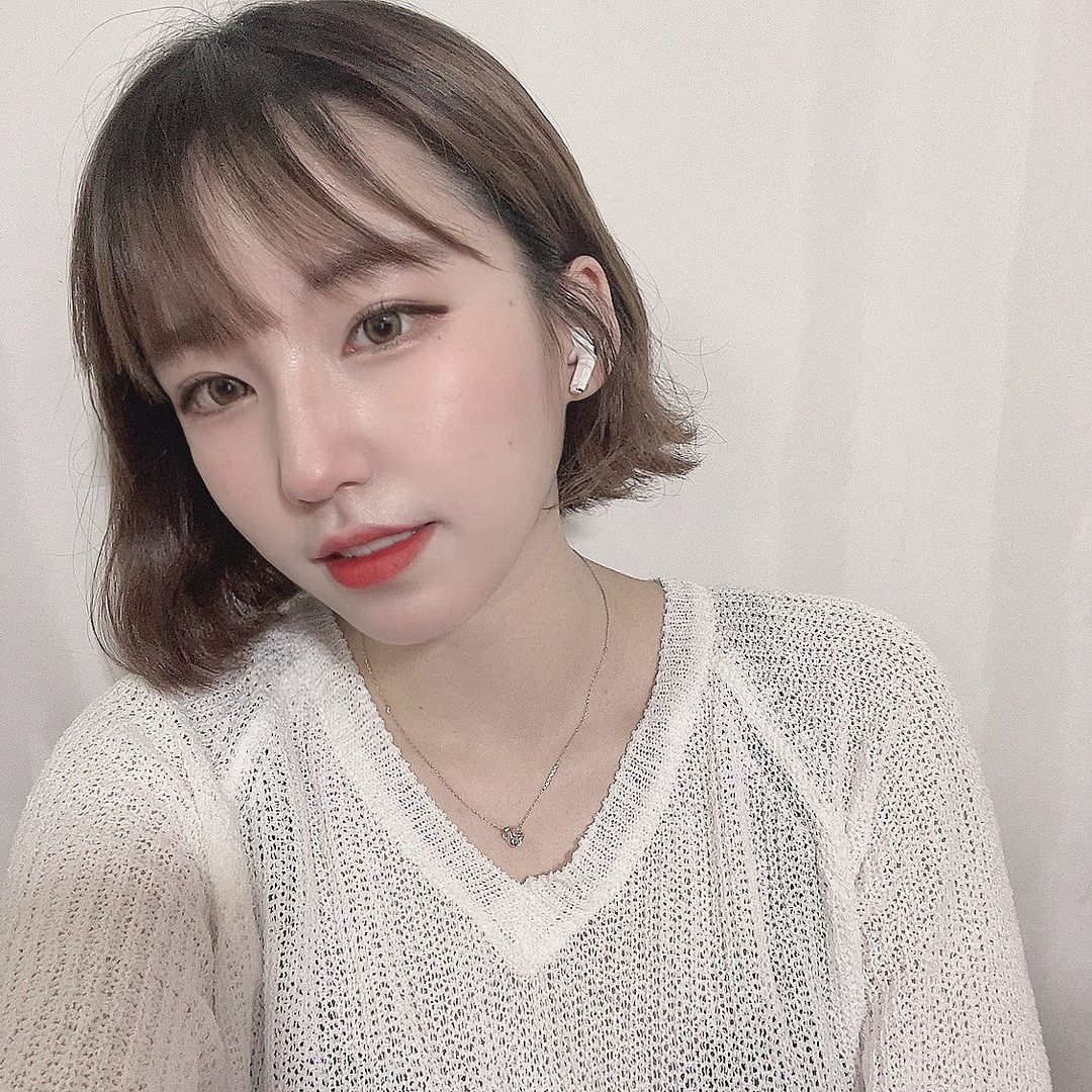 임소영 on Instagram: “#유료광고 [렌즈타운 로맨티 도쿄 1day] 한 박스에 두 가지 컬러가 들어있어서 선택해서 쓸 수 있어서 좋다😍 착용감도 너무너무 좋고 하루만 쓰고 버리는 원데이 렌즈라