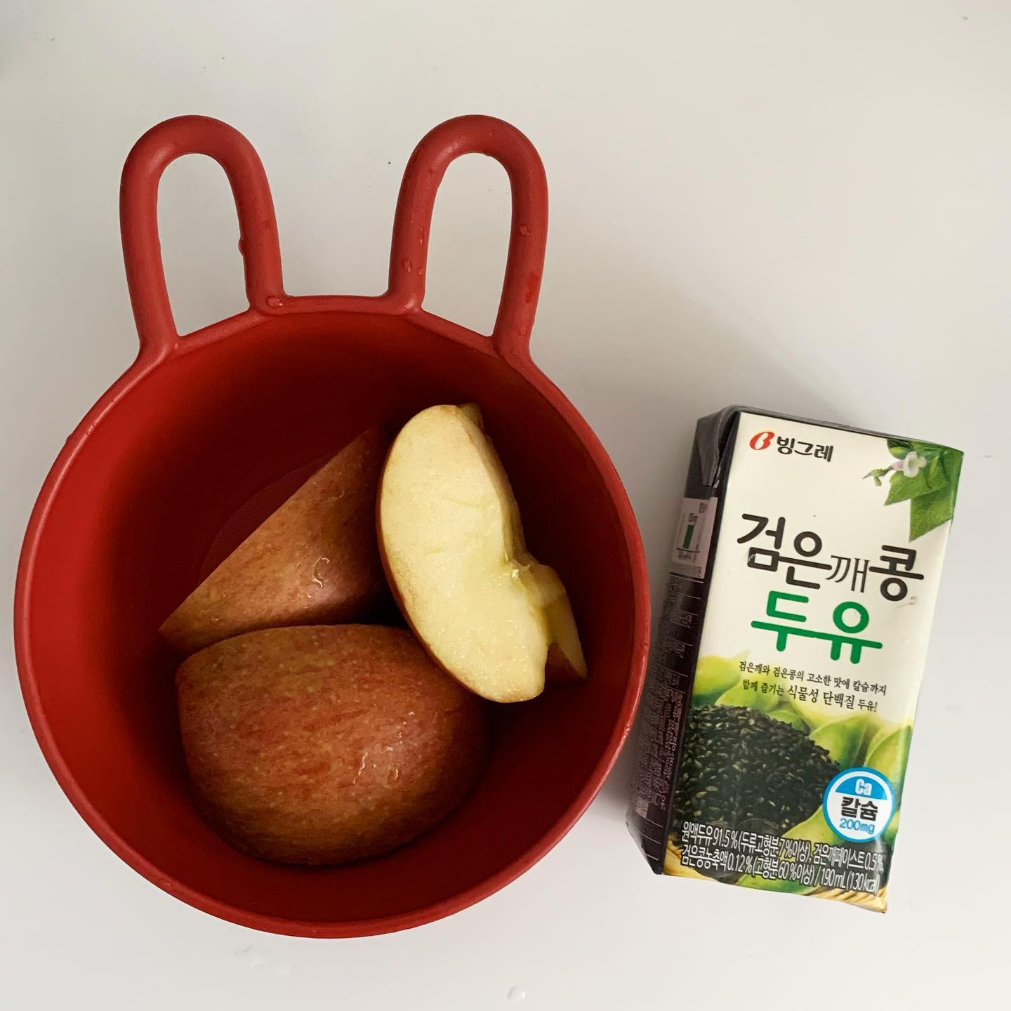 210715 #누랑_식단 #누랑_아침
-
여러분 냉방병 조심하세요.. 
체질적으로 선풍기랑 에어컨이랑 안 맞아서 매년 10번 틀면 많이 틀었던 저인데 이번에 너무 더워서 자주 틀고 이동할 때 버스에서 계속 쐬니까 결국 또🙄 
여름만 되면은 습도에 약해서 더위먹고 매번 쓰러지고 냉방병 걸리는데, 올해도 마찬가지로🥲 
아침에 공싸 돌리고 나서 매실 타 마시고 화장실 자꾸 들락날락,, 학원에 겉옷 놔둬야겠어요,, 
애들 때문에 맨날 18도로 해놓으니까 내 몸이 못 견뎌~
오늘 내일은 헬스장 안 가고 집에서 널널하게 싸이클 돌려야지
더울 때 무리하면은 더 병 나는 ㄴ ㅏ,, 몸 사려라,,🔥
