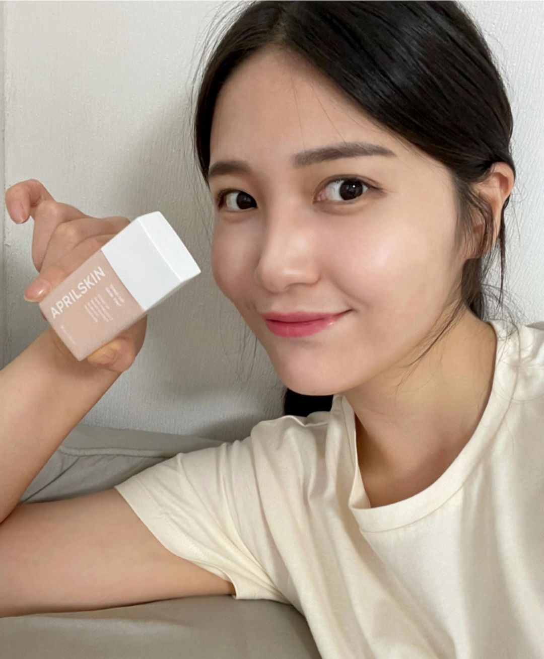 최유민 on Instagram: “#협찬 #에이프릴스킨 ✨피부에서 광이 난다 광이 나 ✨ 진짜 내 피부처럼 예뻐보이는 톤업스킨틴트 - - 한겹으로 자외선 차단 + 톤업 + 보정커버까지 한 번에 할 수 있습