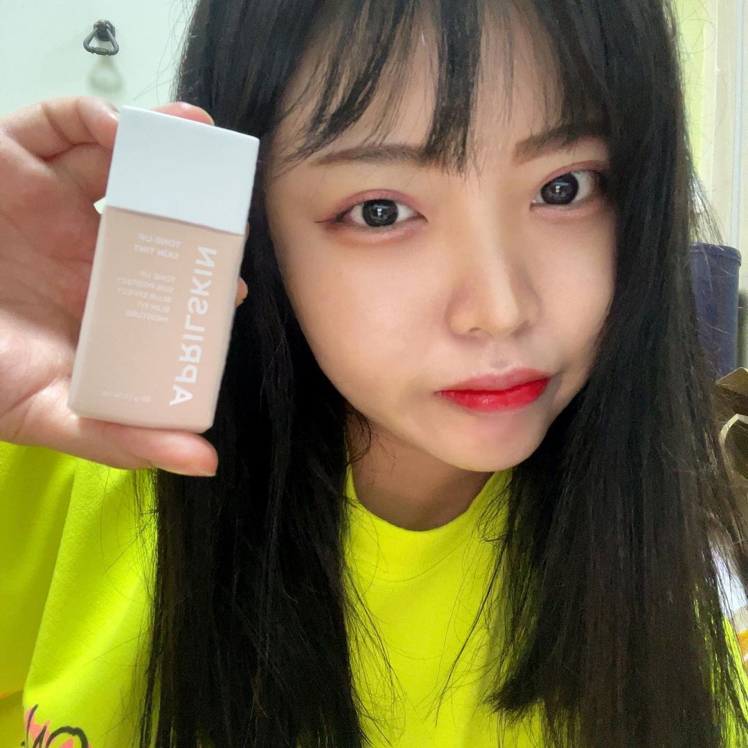 윤지 on Instagram: “#협찬 @aprilskin_korea #에이프릴스킨 신제품 #톤업스킨틴트 🍑기존 톤업크림의 한계(백탁, 뭉침)를 뛰어넘은 파데프리템 🍑한겹으로 자외선 차단 + 톤업 + 보정커버까지 한