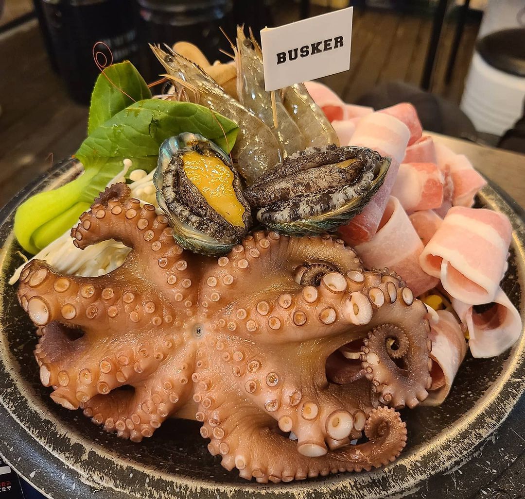 나 경🌷 (@nk_1221) posted on Instagram: “. 문어한마리가 통째로😍 사댱님의 서비스!! 갓물김치 진짜... 찐이였음 ㅜㅜ 오늘 낮엔 해물찜 저녁엔 삼겹문어해물삼합 해물복터짐🤭 볶음밥복터짐