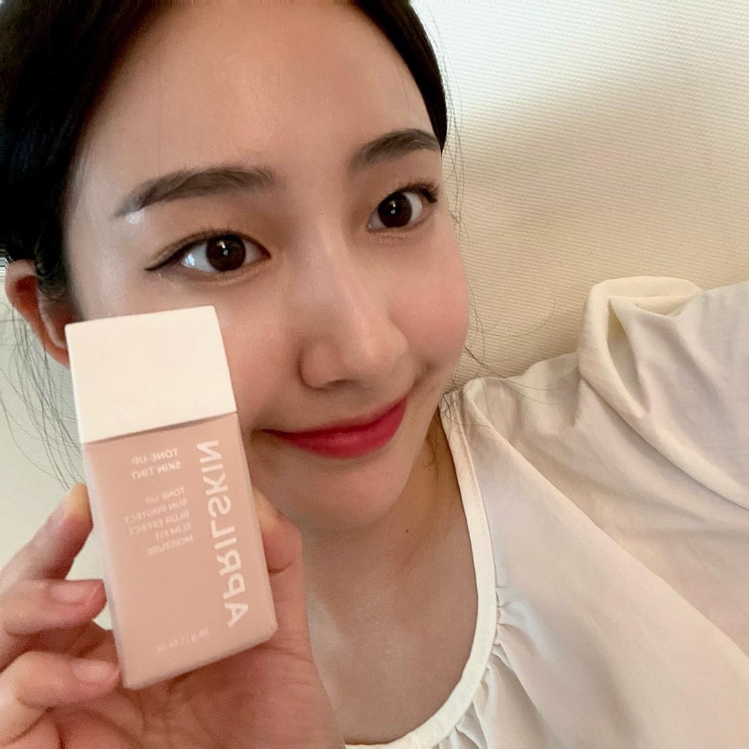 최은경 on Instagram: “@aprilskin_korea #톤업스킨틴트 🤍 - 에이프릴스킨 톤업 스킨 틴트를 사용해 봤어요~!! 코로나 시대에 마스크 때문에 피부가 답답한데 톤업 스킨 틴트는 답답함