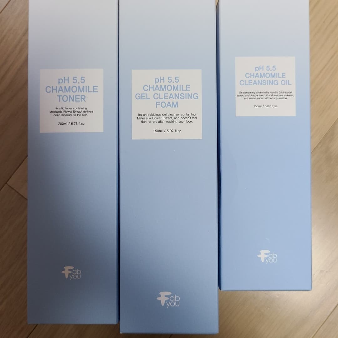 #협찬 fabyou.official #약산성화장품 #약산성클렌징
🤍체험후기
"페브유 ph5.5 캐모마일 젤클렌징폼+클렌징오일+토너 3종세트"
-잔여감이 남지않아 깨끗
-약산성 클렌징으로 피부장벽을 보호
-약산성 포뮬러로 피부에 순하게 작용하여 피부를 진정
-끈적임없는 산뜻한 타입
-노폐물을 녹여주는 라이트한 오일
-물에 닿으면 부드러운 거품으로 변하여 순하게 클렌징
-은은한 푸른빛에 젤제형 클렌징폼

체험으로 받아보게 된
페브유 ph5.5 캐모마일 젤클렌징폼+클렌징오일+토너 3종세트🤗
토너도 끈적임 없이 산뜻해서 지금 같은날씨에 바르기
딱 알맞아서 좋았고
오일과 폼도 피부가 약한편이라 자극이 쎄면
바로 올라오는데 자극없이 산뜻하게 사용가능해서
선물로도 너무 좋은 화장품세트였다👍
#페브유 #약산성클렌징오일 #닦토 #젤클렌저 #순한화장품 #캐모마일 #신상품나왔을땐 #08L #저자극