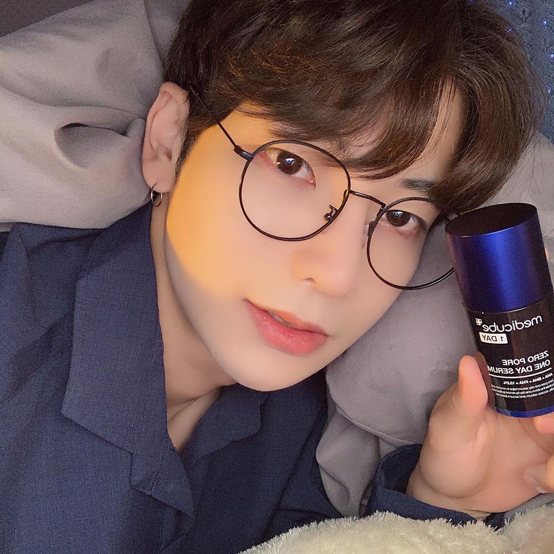 승휘 on Instagram: “모공 고민에는 역시 메디큐브 모공이 도드라진 피부를 세럼이 매끈하고 쫀쫀하게 만들어 자연스러운 모공 광채 효과로 유리알 같은 피부로 만들기 인공색소 없이