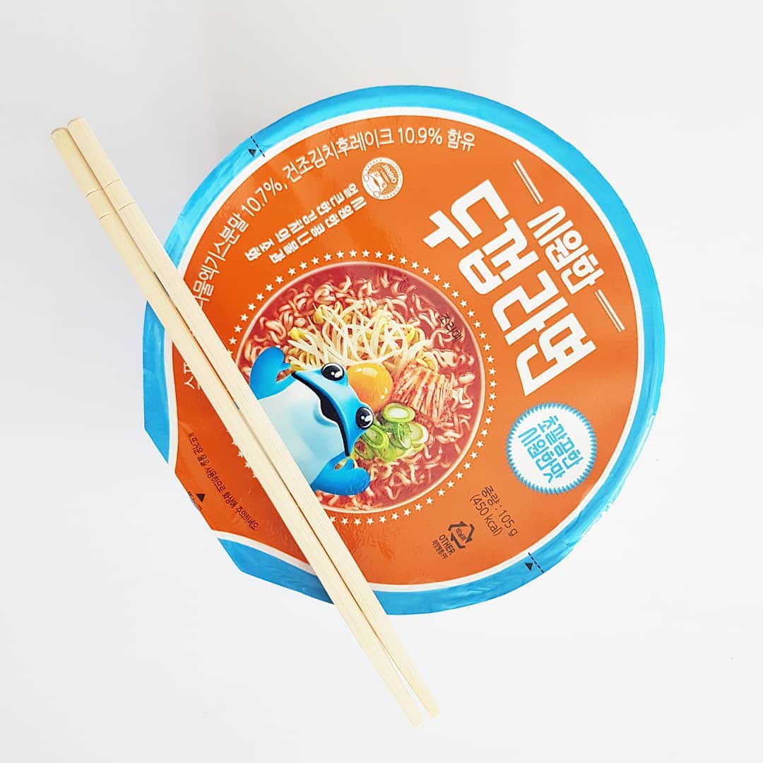 🍜
.

오랜만에 컵라면 호로록~
.

초깔끔한 시원한 맛! 이라 그래서
이즈백이랑 같은 맛인줄~ 😆
.

육개장사발면 김치맛의 약한 버전 같음
심심하단 얘기지... 
그냥 컵라~면! ㅎ

.
.
.
.

#두껍라면
#소주맛안남
#두꺼비는없음
#편의점에팔아요
#초깔끔한시원한맛
#난그냥컵라면맛같음
#육개장사발면김치그맛