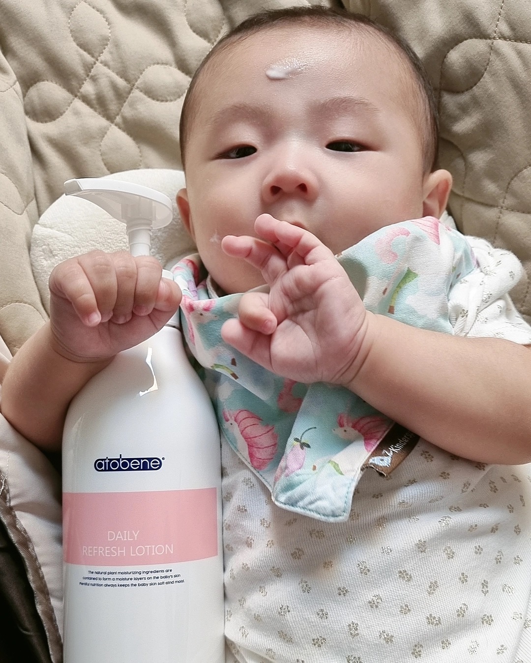 태율이도 문찬이도 즐겨쓰는 atobene💝
이번 #아기로션 역시 대용량이라 둘이 쓰기에도 넘 좋고
무엇보다 #촉촉함1등 진심 1등 💜
이 여름 잘 써보리라 😛
#촉촉한아기로션 찾는분들에게
#아기로션추천 해요❣