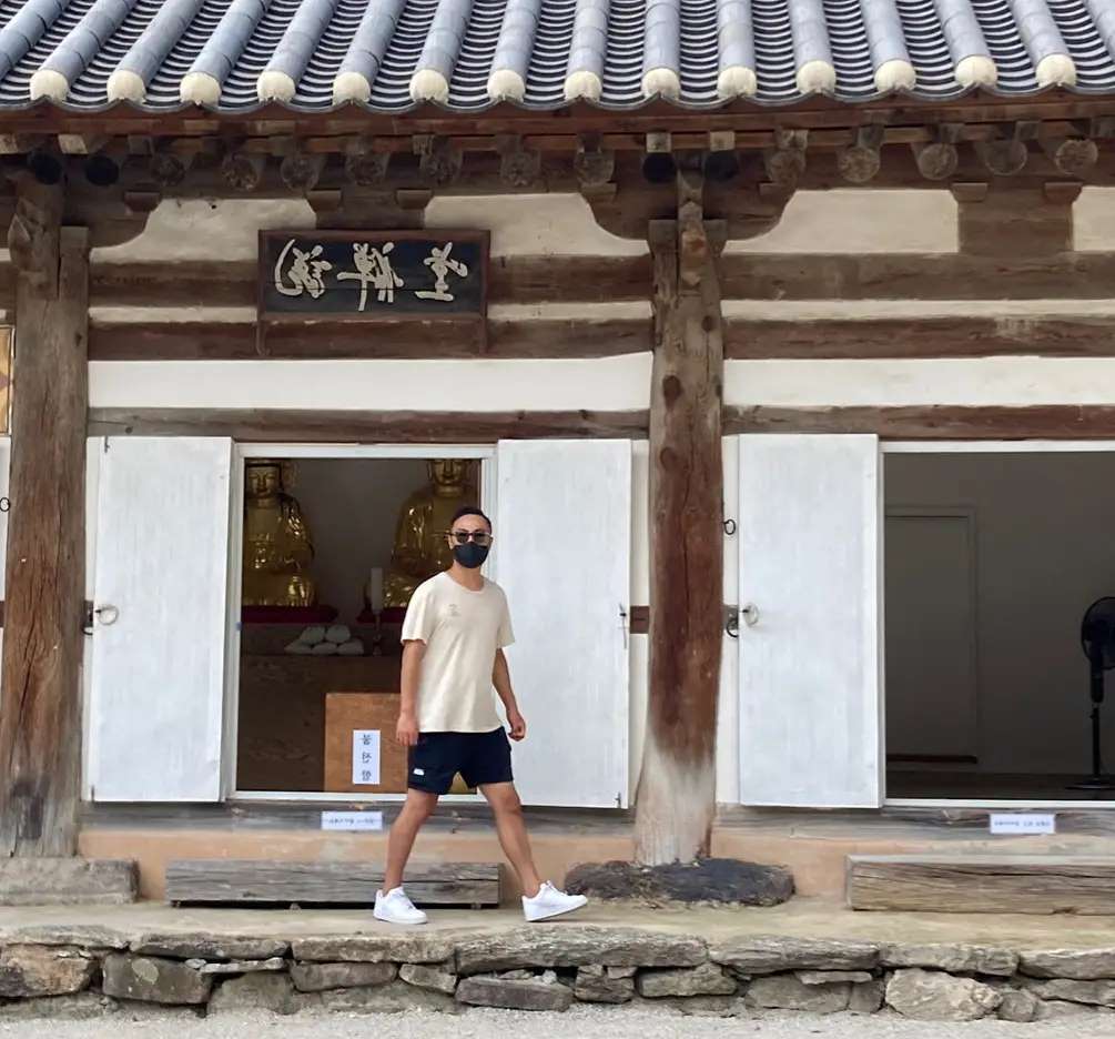 절 앞을 지나가는데 파파라치에게 그만 

# 외국인선교사느낌으로다가