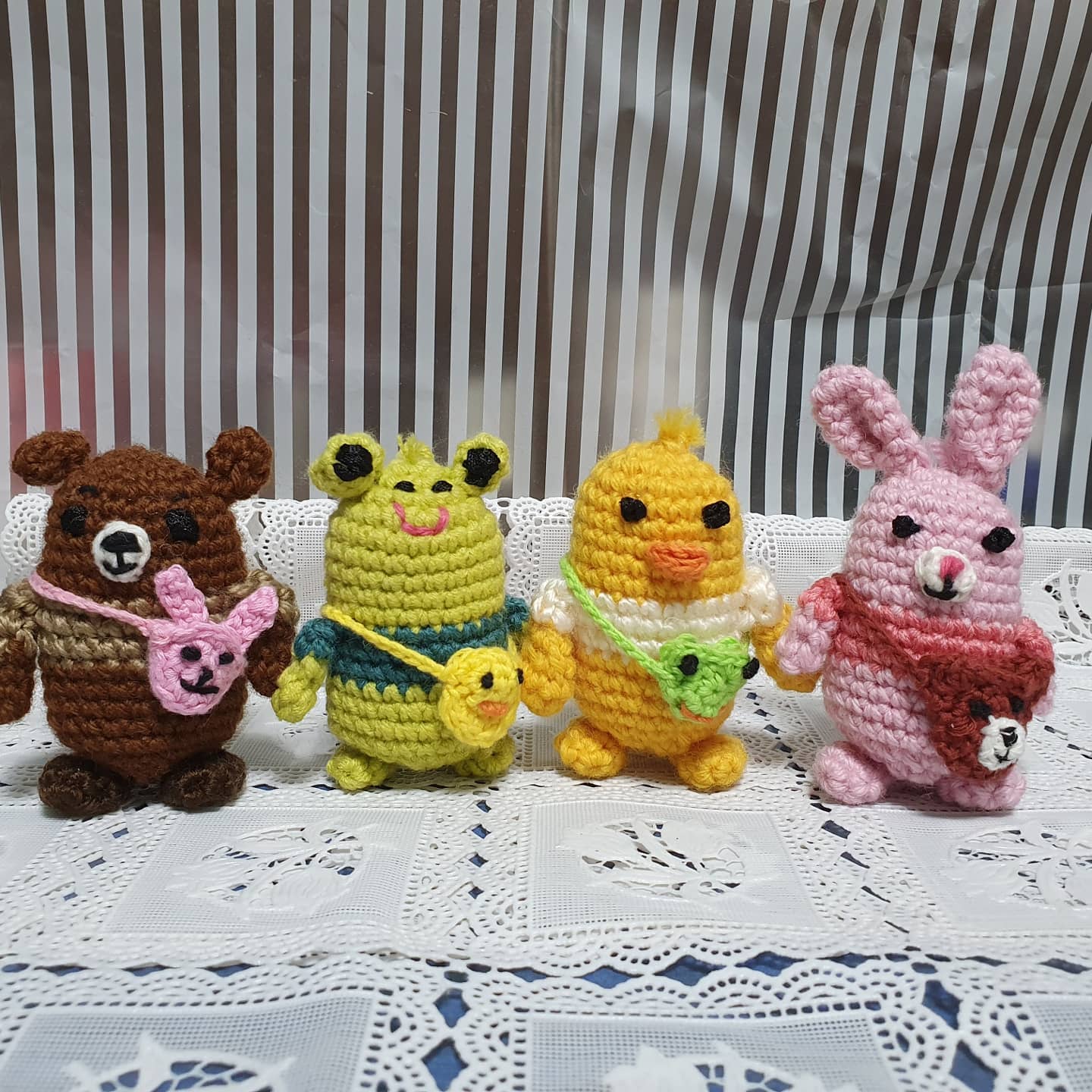 다운사이징 몸통 떠놓은지 한달.. 
이제야 눈코입, 소품 완성.
징글징글한 마무리 
#손뜨개인형 #손뜨개인형을만드는시간 #핸드메이드인형 #인형만들기 #손뜨개