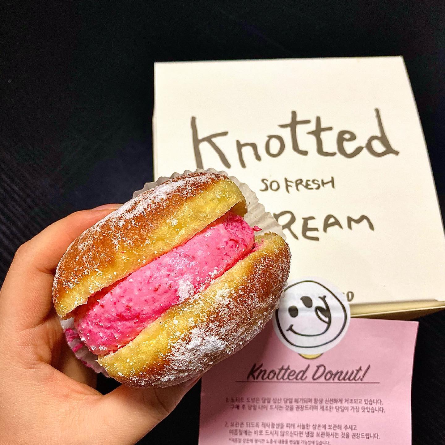노티드 도넛🍩💖

요즘 유행하는 빵지순례 
할 때 필수로 먹어야한다는
노티드 도넛을 
드디어 먹어봤어요!!💖

노티드 도넛은 금액대가 3000원
아니면 3500원이더라구요!!

도넛만 봤을때는 엄청 달아보이고
느끼할줄 알았는데 생각보다
전혀 달지 않고 딱 좋았어요☺️💓

도넛빵 속도 쫀득하고 촉촉하니
넘 맛있더라구요!
도넛 안 좋아하시는 분들도
부담없이 먹기 좋을 맛이에요!!🥺

귀엽게 포장되어 나오는데
선물용으로 딱 좋을 거 같아요!!
.
.
#노티드 #노티드도넛 #도넛맛집 #빵지순례 #빵집 #도넛추천 #빵추천 #먹스타그램 #먹스타맞팔 #먹팔맞팔 #먹팔해요 #먹팔 #도넛집 #빵집추천