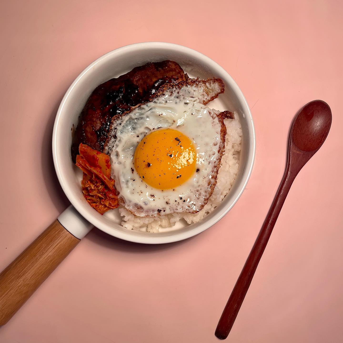 21.08.25#점심식단
.
🥄바르닭 소품닭(사천짜장), 밥 반공기, 계란후라이 , 김치
.
.
소문이 자자하던 소품닭 사천짜장을 드디어 사서 먹어봤어요 그렇게 맛있다며?!
안그래도 짜파게티 참는다고 용썼는데 대리만족 해보겠다고 계란후라이에 김치까지 풀세팅
결론은 소품닭시리즈 거의 다먹어봤는데 사천짜장 1등... 👍👍
다음부터 다른거 안산다 이거만 산다 😍
