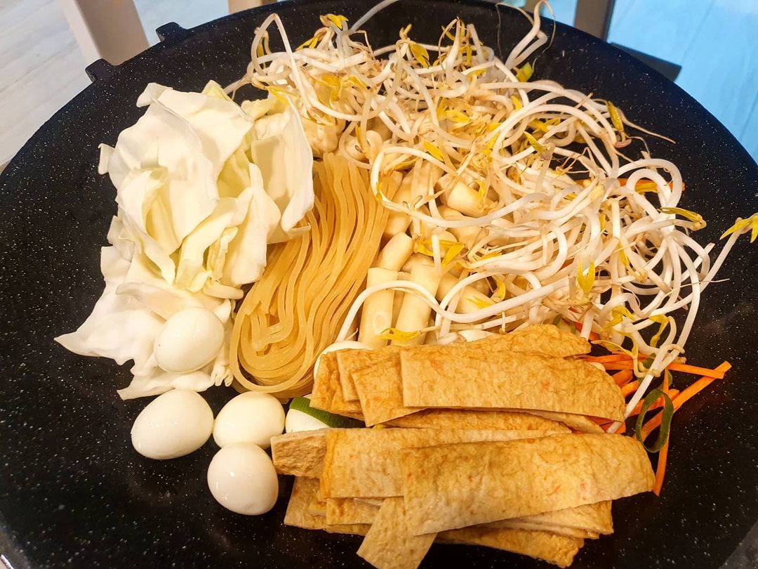 @_haney_0v0 shared a photo on Instagram: “#수완즉석떡볶이 #밀키트 쫄볶이를 해도되고 라볶이를해도되고 고민하지 않아도 두개 다 넣어서 먹으면 꿀맛탱 요리시간도10분 2~3인분양이라 모임있을때