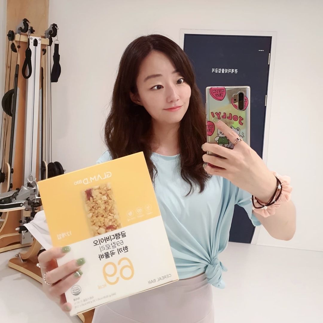 BLAIR JUNG 👸🏻 on Instagram: “#협찬 간단히, 가볍게, 든든하게 드실수있는 글램디의 69칼로리 한끼 곡물바에요❣ 코로나로 확찐자 되서 지금 열 다이어트중이라 가볍지만 맛있는 간식 필수거