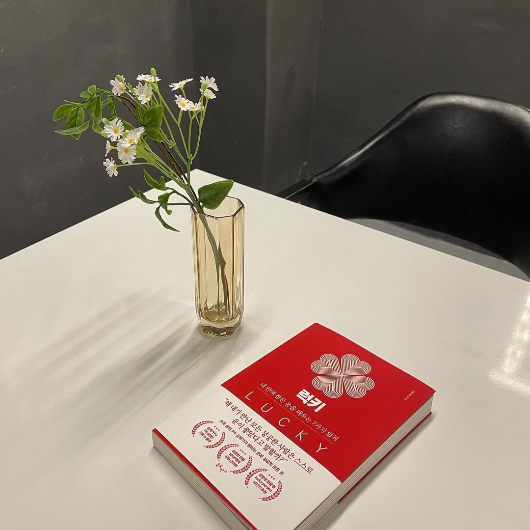 𝗝𝗜 𝗛𝗘𝗘 on Instagram: “ʕु"̮ ʔु📚 #협찬 : 럭키 _ 김도윤작가 ‘가난이라는 게 지금 당장 돈이 있고, 없고의 문제가 아니에요. 지금 가진 돈의 크기가 아니라, 생각의 크기가 가능성