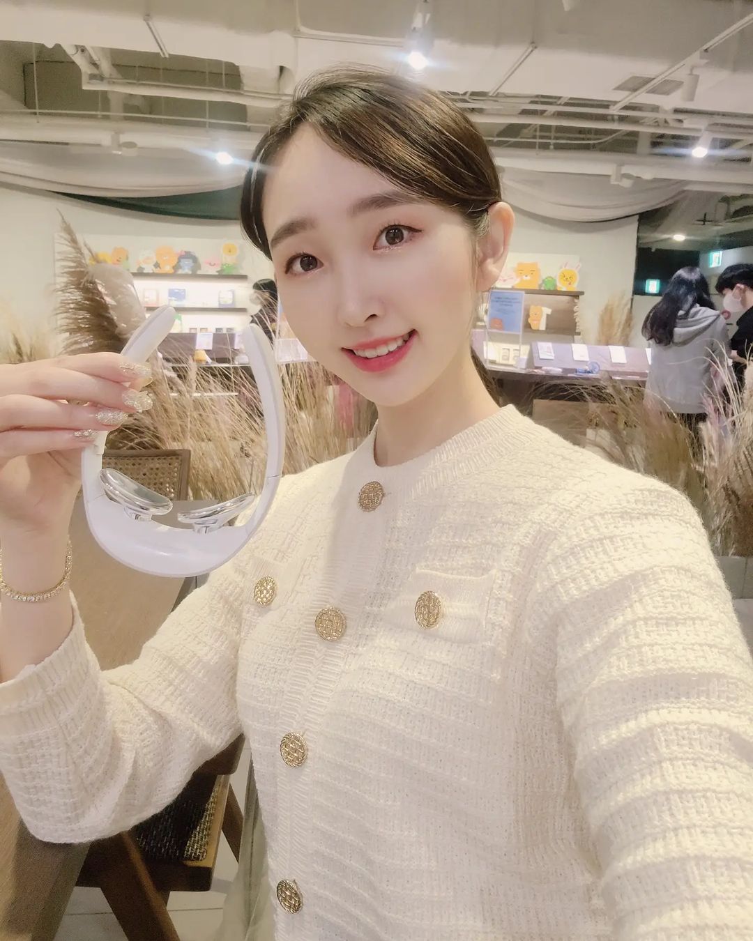 @lovely_gracekang’s Instagram photo: “휴대성 간편한 목마사지기 전기가 찌릿찌릿🌟🌟…”