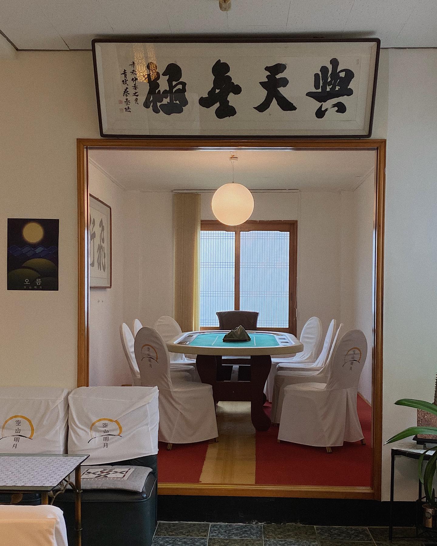 찐찐찐 레트로감성 커피바 공산명월

카라멜, 양갱, 그리고 커피 🤎

아바라 꼬숩고 너무 맛있어....
또 와야지..... 힙하게입구....

📍#공산명월 
☕️#제주카페 

.
.
.

#제주도카페 #제주시카페 #제주공항근처카페 #애월카페 #애월카페추천 #제주카페추천  #제주도 #제주도핫플레이스 #제주살이 #제주여행 #제주 #jeju #jejuisland #제주핫플 #제주추천 #공유 #소통 #제주도여행 #제주스타그램 #제주일상 #제주도민 #좋아요 #좋아요반사 #좋반 #제주좋아서 #윤제주