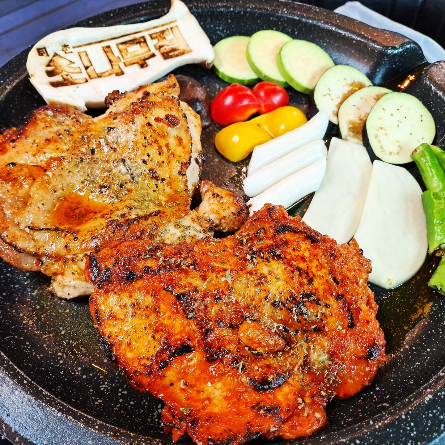 #협찬 요즘같은 코로나시국에 야외 테라스에서 안심하면서 먹을 수 있는 천진암계곡 맛집인 퇴촌 소나무집😘

남편과 드라이브도 할 겸 오늘 퇴근 후에 잠시 퇴촌에 다녀왔는데요.

가을 단풍이 서서히 들고 있는 요즘 자연 풍경을 바라보면서 닭갈비 스테이크를 먹으니까 음식이 술술 들어갔네요☺

거기다 마무리로 치즈를 살포시 넣어준 볶음밥😚 맛이 없을 수가 없죠! 모든 음식을 올킬한 후 천진암계곡 물줄기를 보며 힐링도 했어요

#퇴촌맛집 #천진암계곡맛집 #천진암계곡 #퇴촌소나무집 #소나무집 #서울근교맛집 #먹스타그램🍴 #먹팔맞팔 #먹팔해요 #맞팔선팔 #맞팔해요 #닭갈비 #닭갈비스테이크