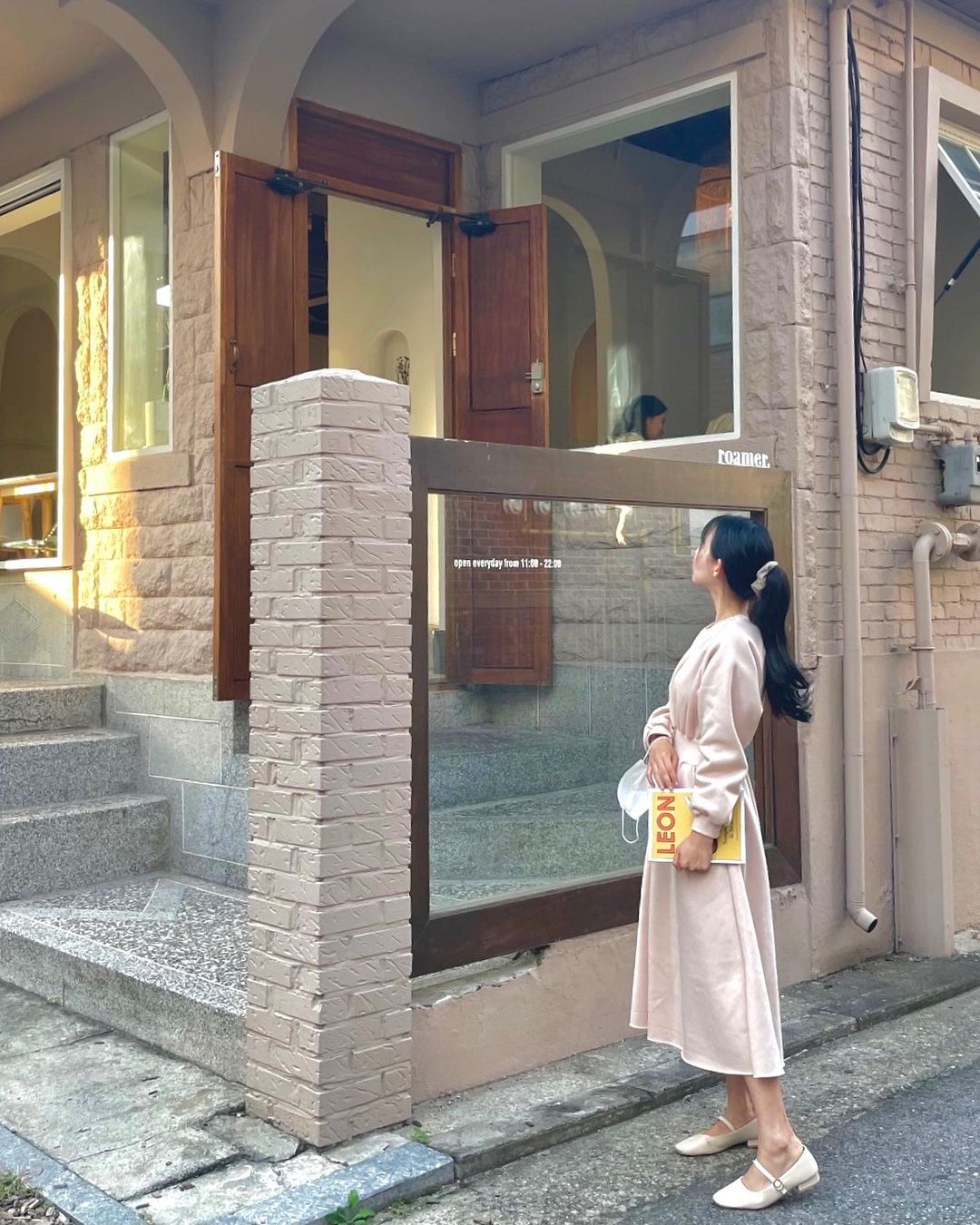 𝚂𝙴𝙱𝙸𝙽 🌷 on Instagram: “#망원동카페 #망원동 #로우머카페 처음 가본 망원동, 날씨 좋은 날에 사진센스 넘치는 친구와 함께 ❤︎ 📍카페 로우머 @roamer_seoul 서울 마포구 월드컵로13길