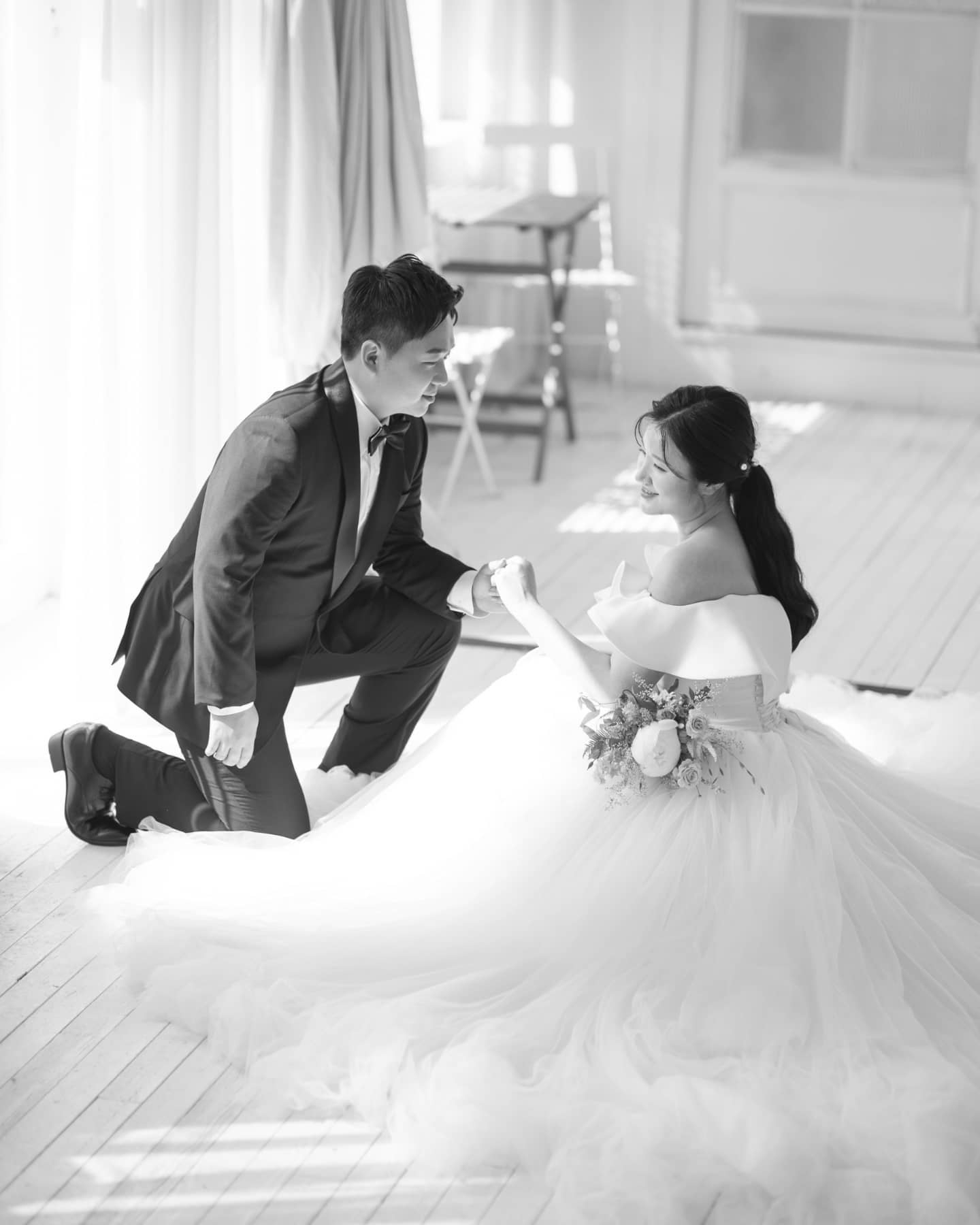 이제 정말 코앞으로 다가온 결혼식,
이미 법적으론 부부지만 식을 안올려서 그런지 실감이 안났는데
청첩장까지 나오니까 실감이 나네요😂
코로나임에 한분한분 찾아뵙긴 어렵지만 함께 축하해주셨으면 하는마음에 청첩장 잔뜩 준비했어요
청첩장 내용대로 우리 부부 하나됨을 약속하는 자리가 어려운 시기임에도 여러분들께 부담이 되지 않기를 바라며,,🙏
저희 잘 살게요 지켜봐주세요🤵‍♂️👰‍♀️💗