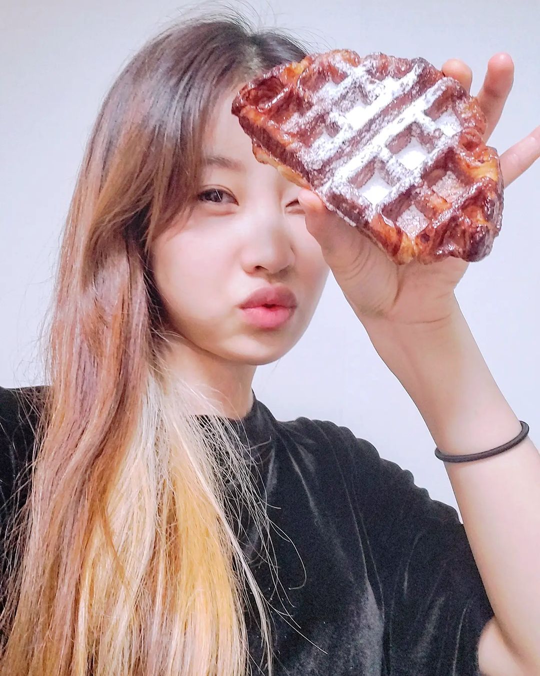 채연 on Instagram: “#협찬 #제품증정광고 #로플로플 @roflerofle_ 이번에 로플로플 강남직영점에서 크로플을🥐 협찬해주셨어요🤤❤ 제 최애는 뭐니뭐니해도 누텔라 크로플이였는데요 ˃ᴗ˂ 너